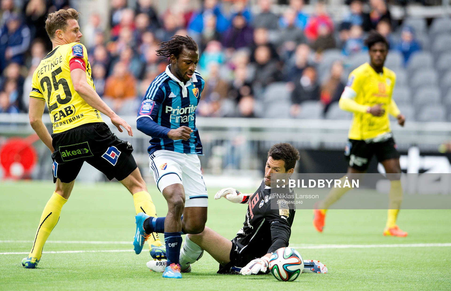 Djurgårdens Amadou Jawo tar sig förbi Halmstads målvakt