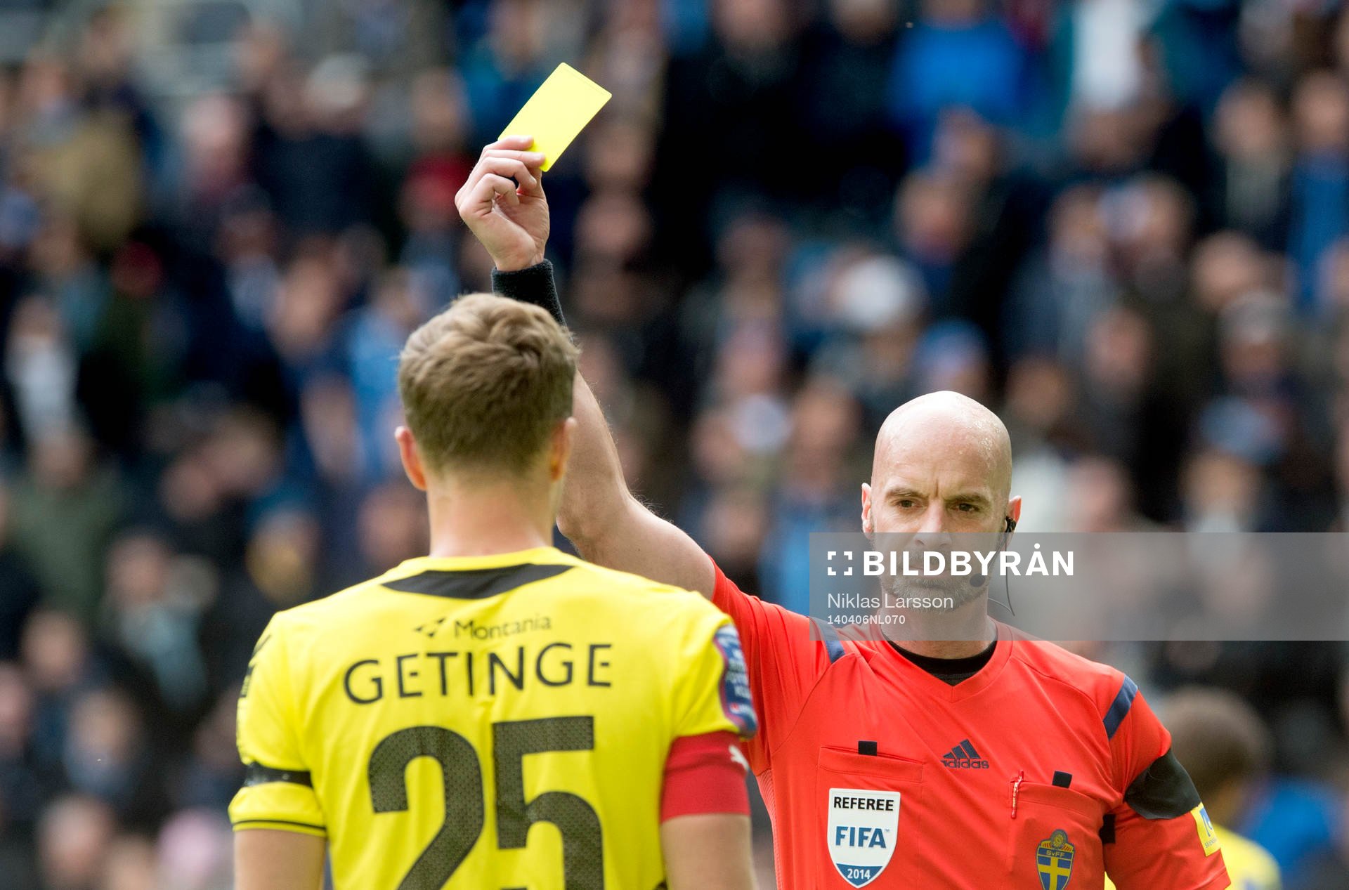 Stefan Johannesson,  domare varnar Halmstads Rickard Magyar
