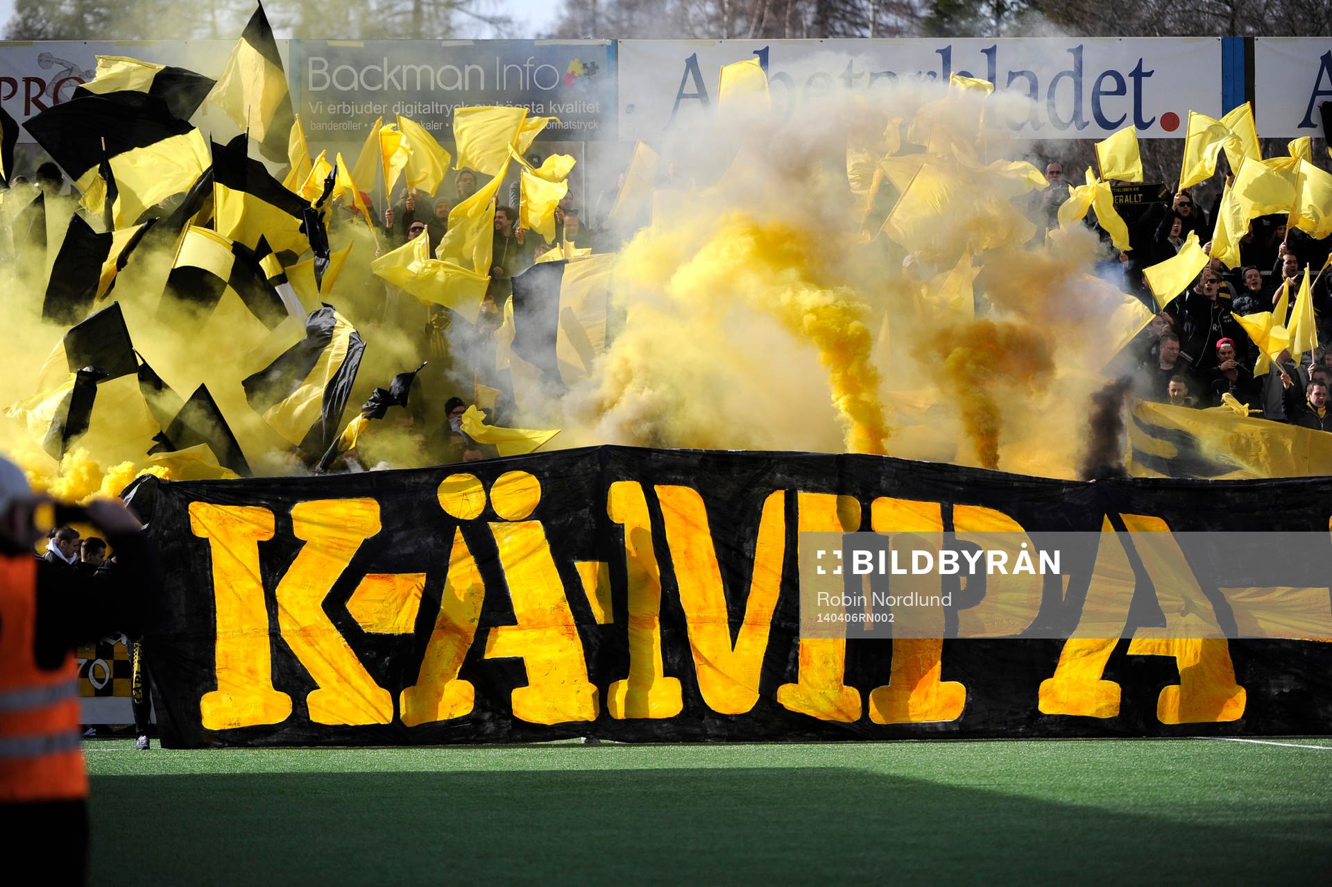 AIK-flaggor och rök  samt banderoll med texten kämpa