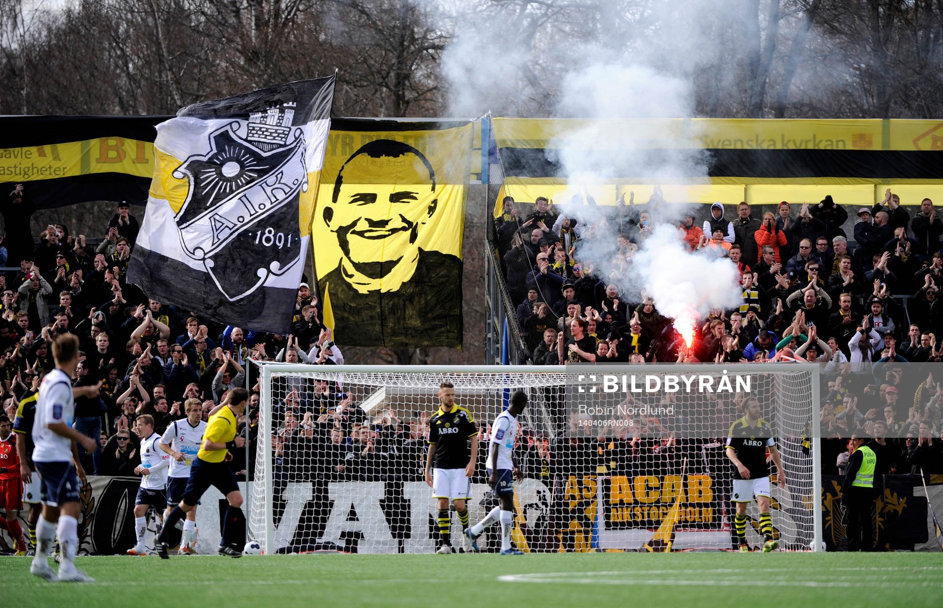 Ivan Turina hyllas av AIK-klacken