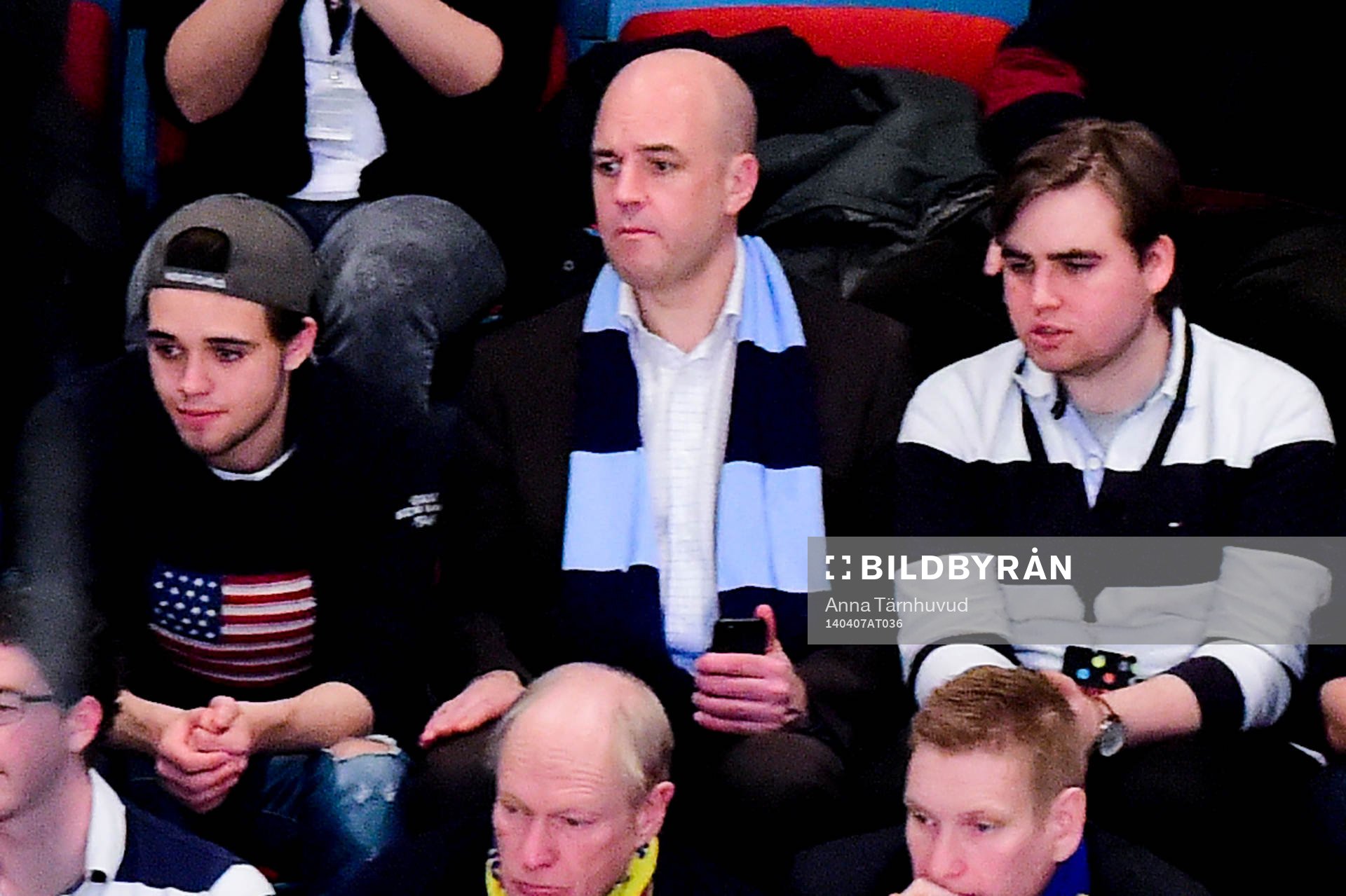 Fredrik Reinfeldt med söner på läktaren