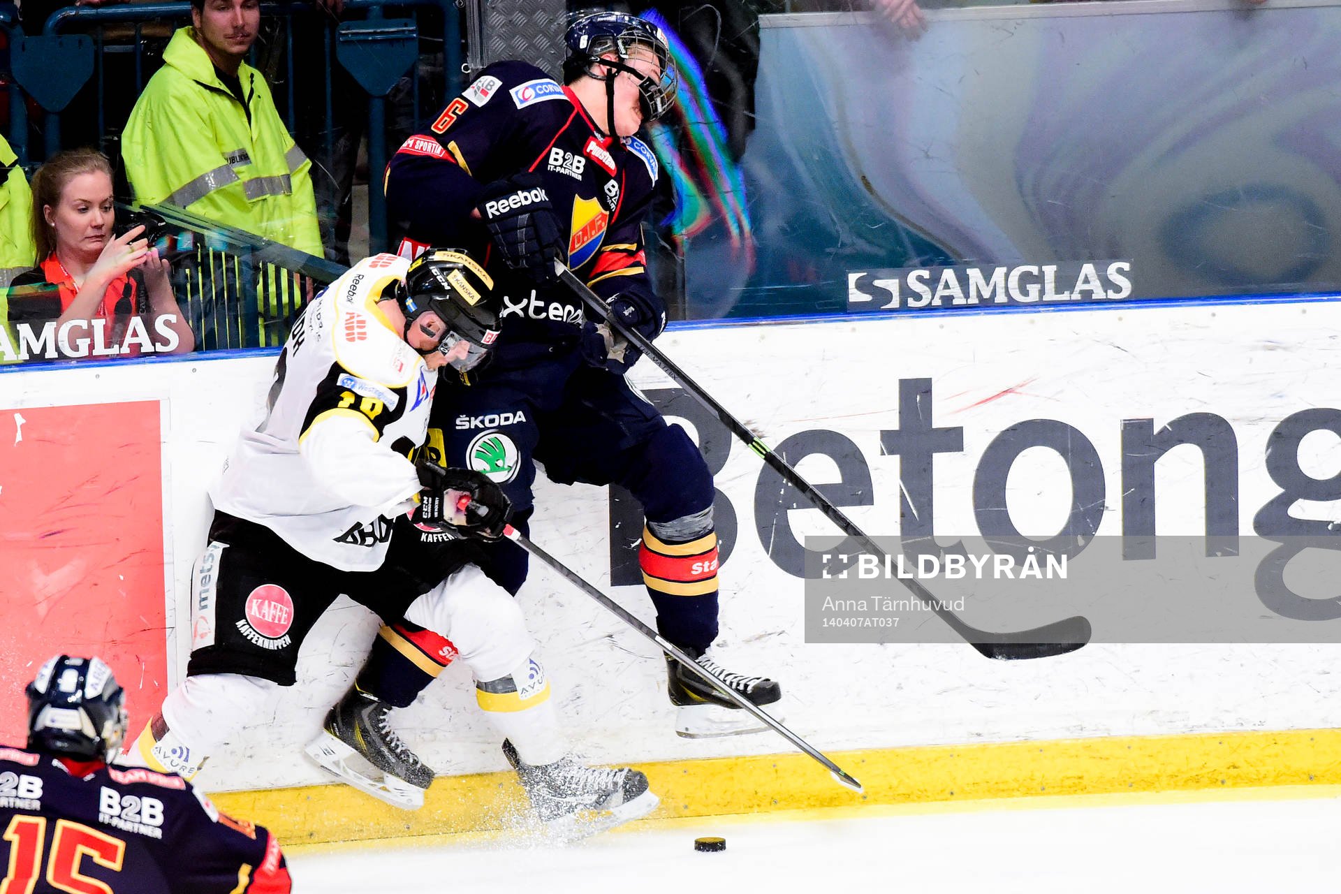 Djurgårdens Andreas Englund tacklas av Västerås +v10+
