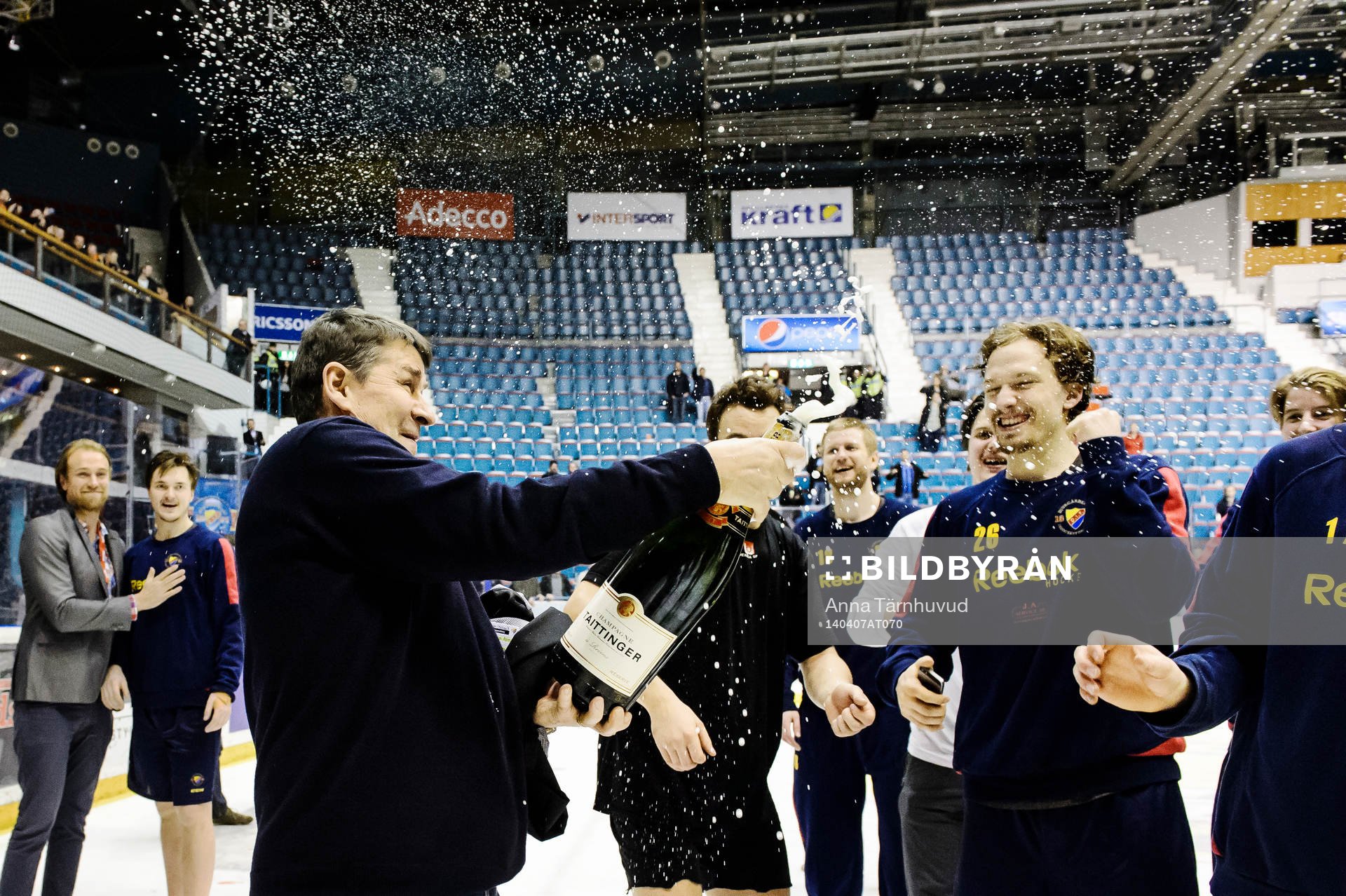 Djurgårdens tränare Hans Särkijärvi sprutar champagne