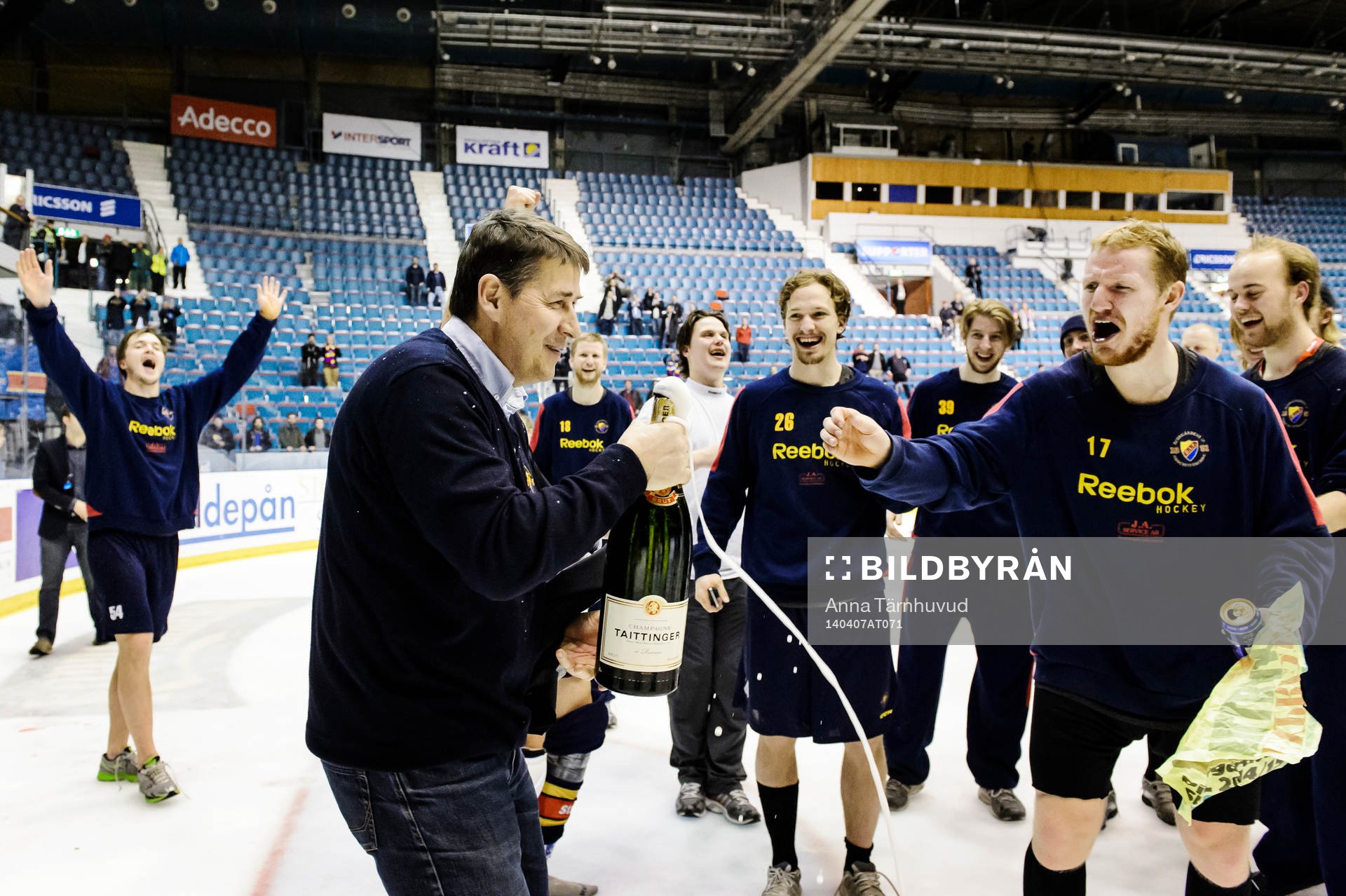 Djurgårdens tränare Hans Särkijärvi sprutar champagne
