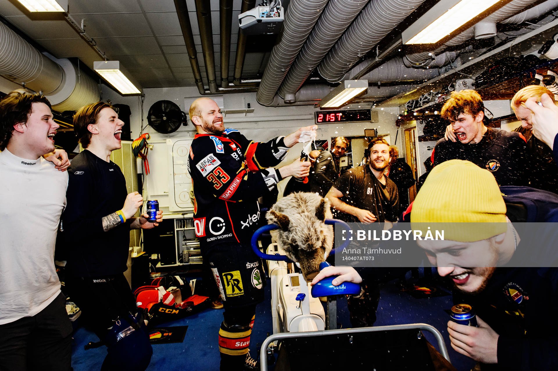 Djurgårdens Timmy Pettersson srutar champagne på sina