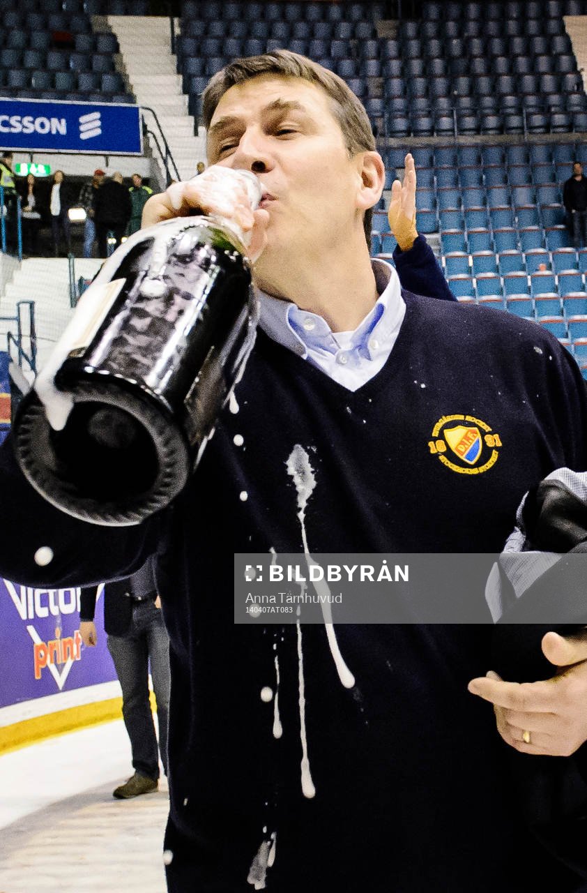Djurgårdens tränare Hans Särkijärvi dricker champagne
