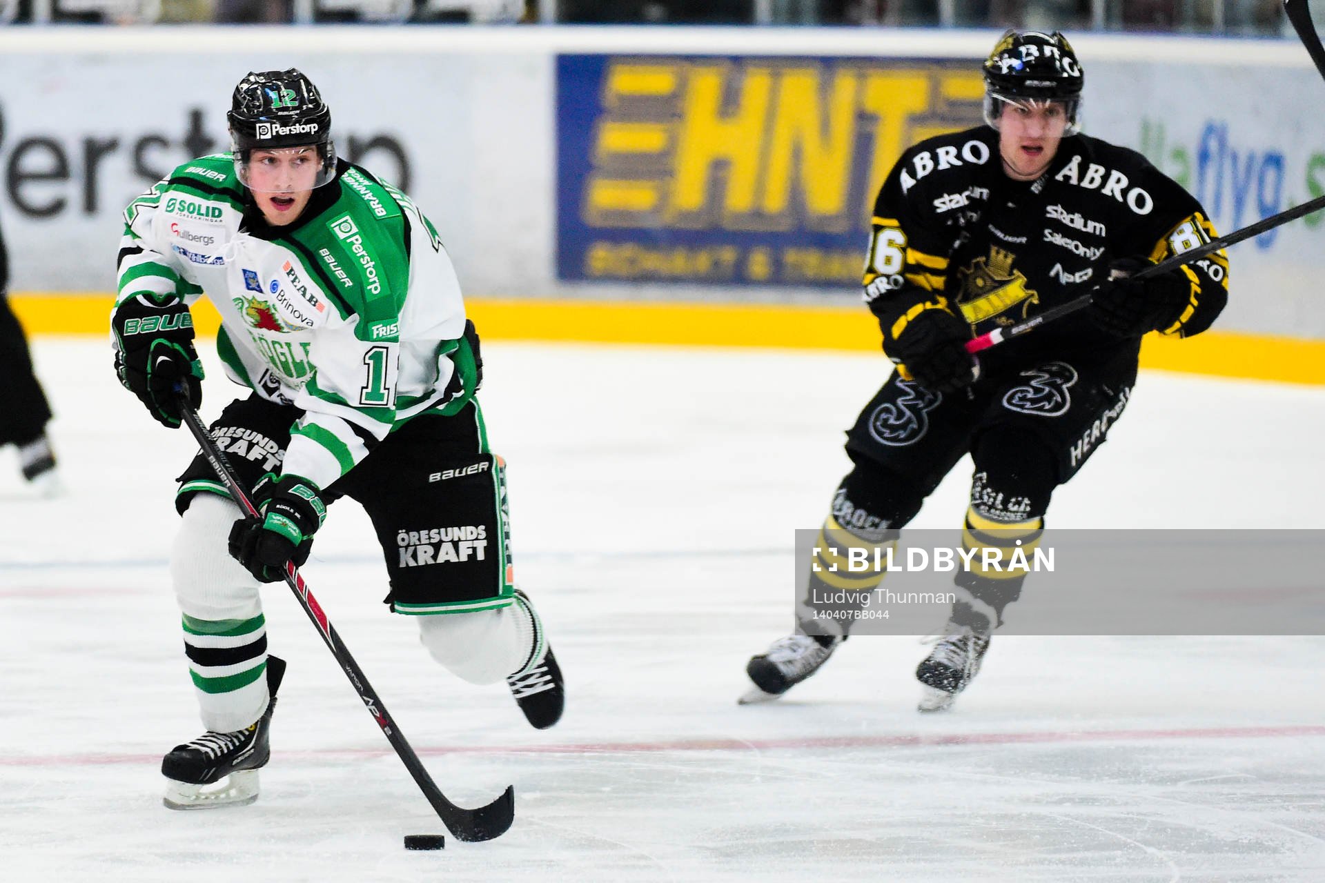 Rögles Erik Thorell driver upp pucken