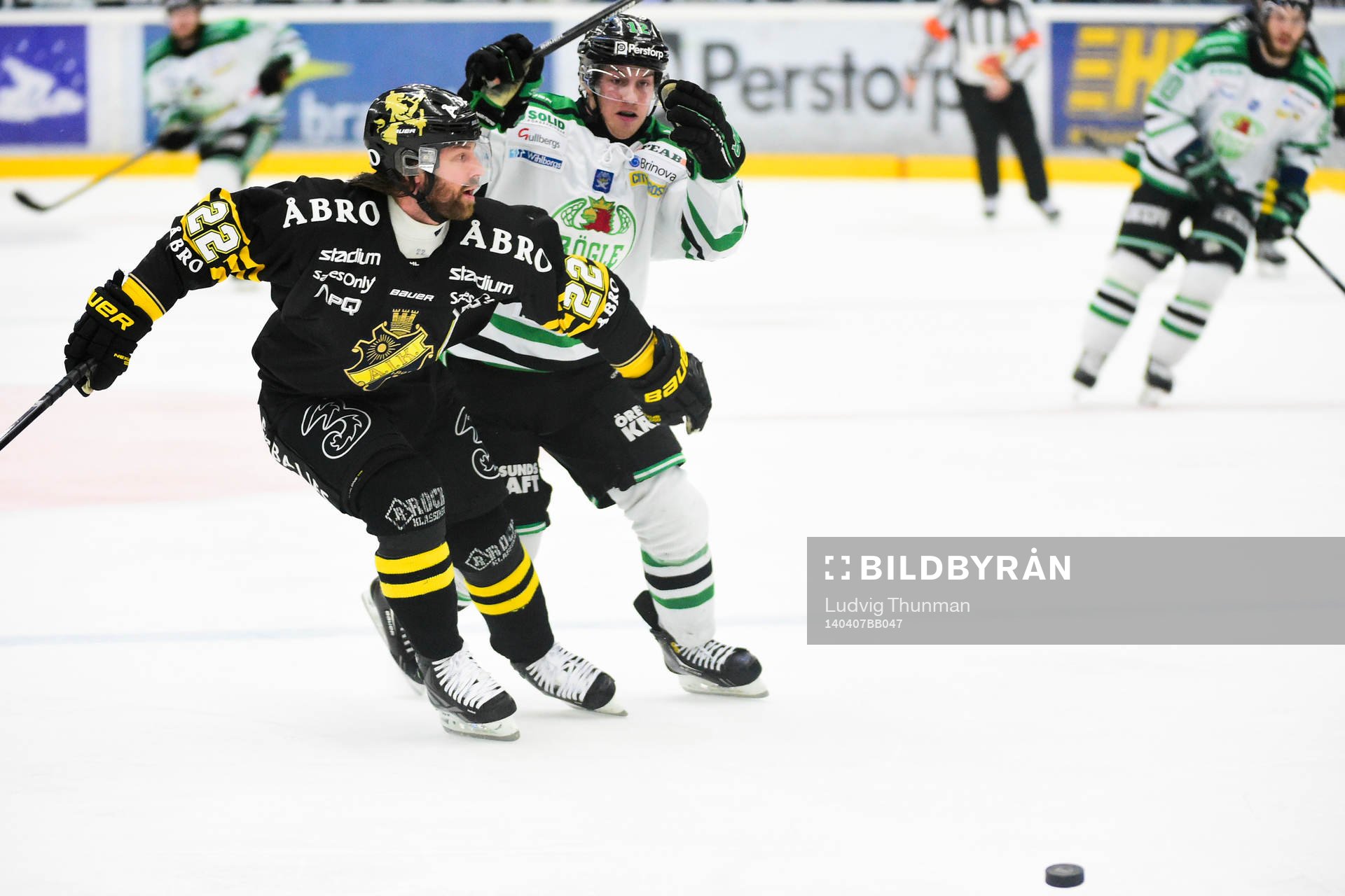 s Daniel Josefsson jagar puck