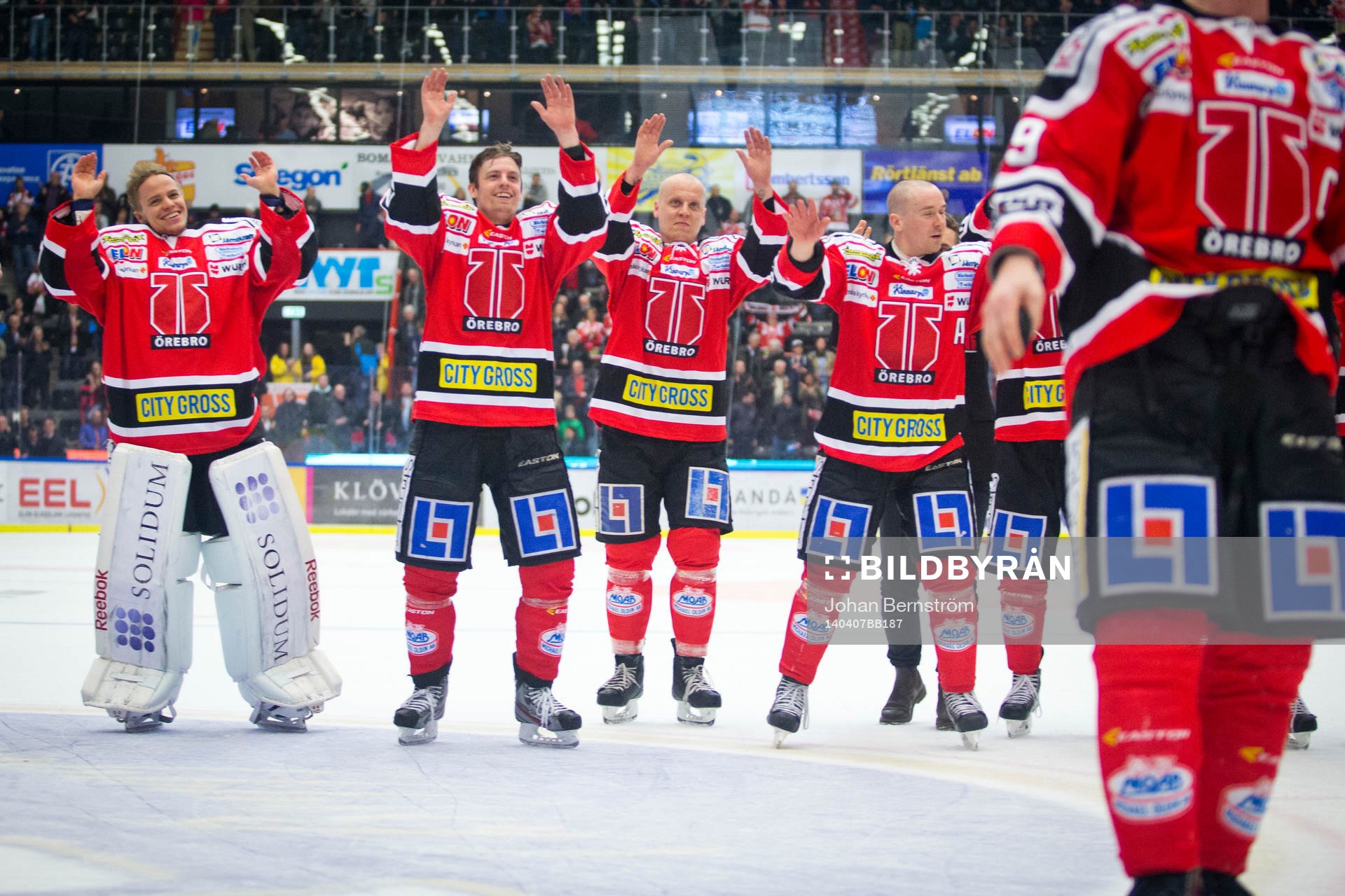 Örebros målvakt Henrik Lundberg och Tomas Skogs jublar