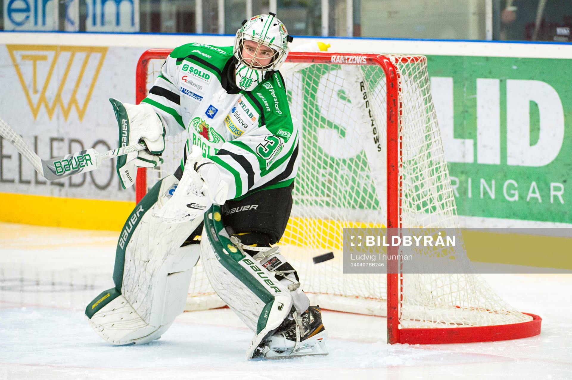 Rögles målvakt Kevin Lindskoug ser en puck flyga förbi