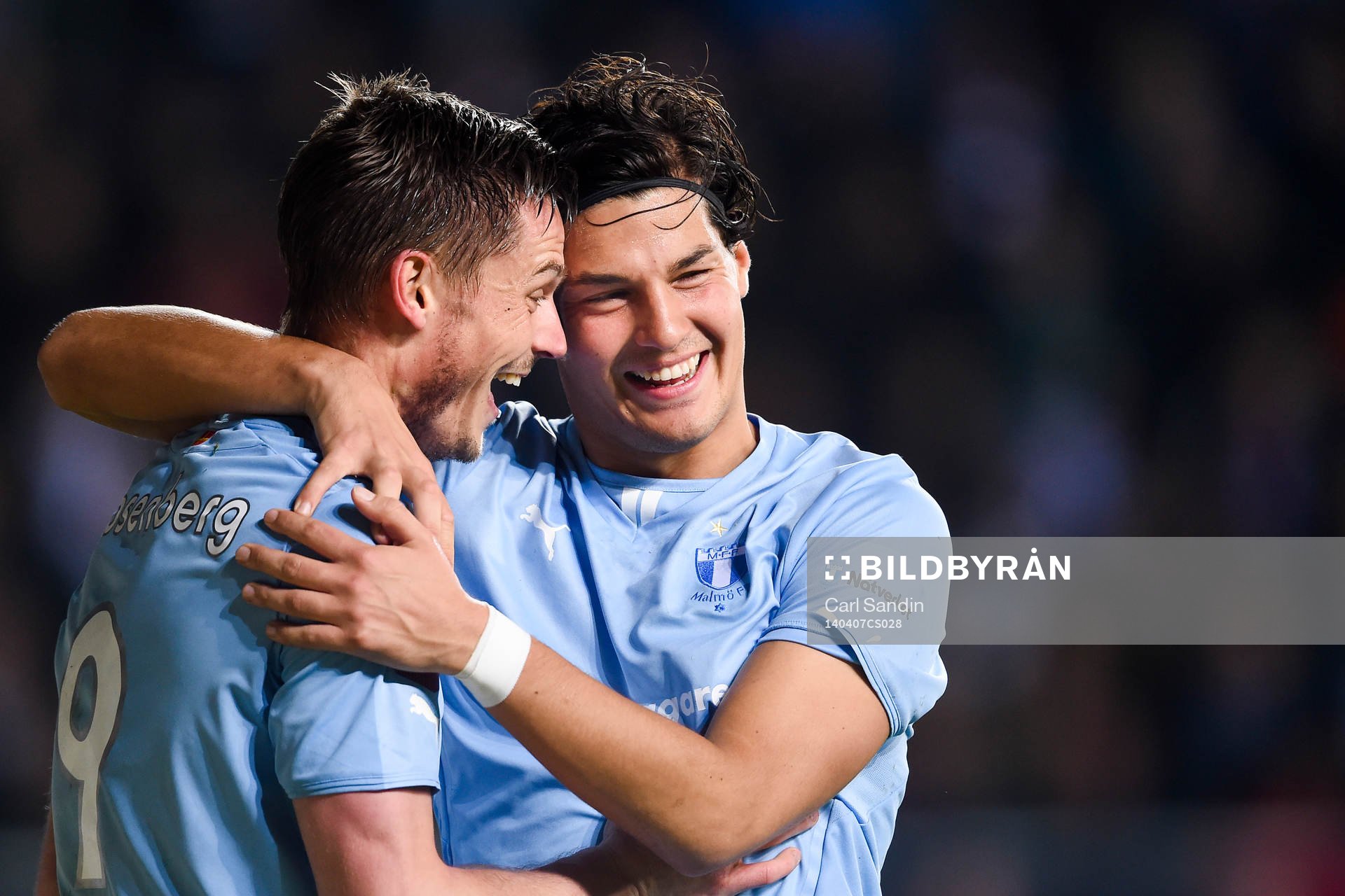 Malmö FFs Miiko Albornoz (th) kramar om Markus Rosenberg