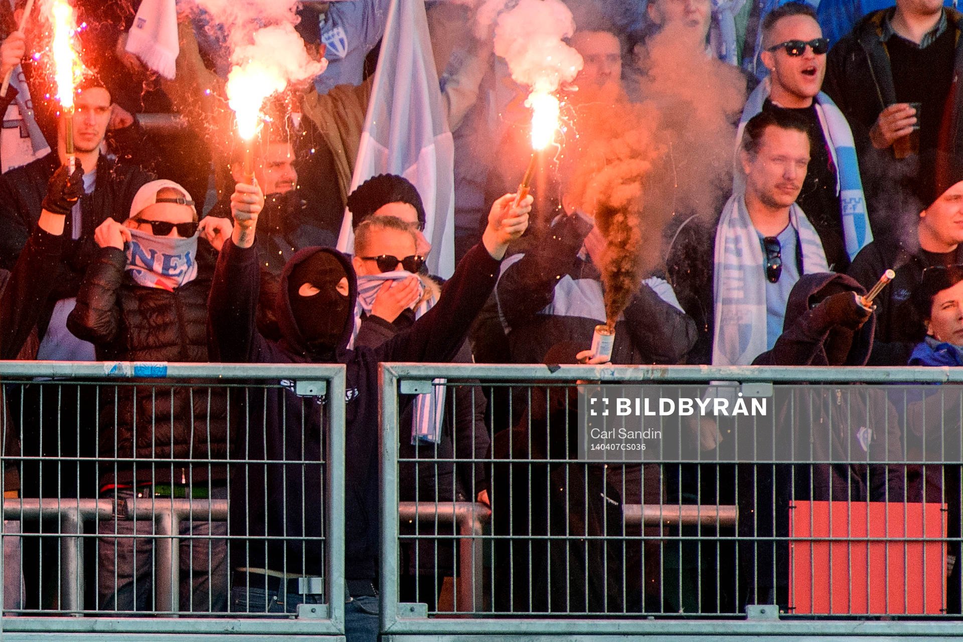 En maskerad supporter eldar bengaler