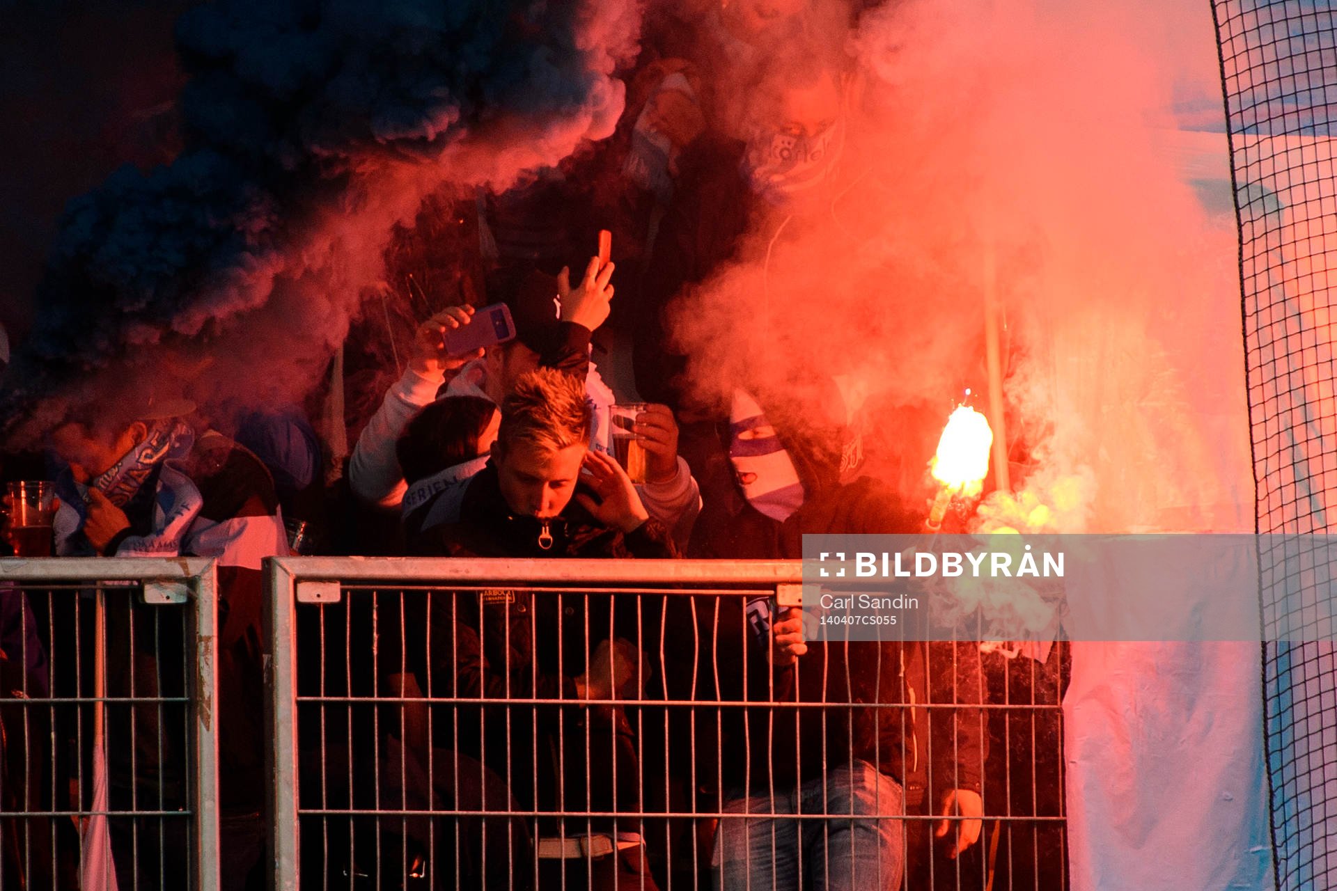 Malmös supportrar eldar bengaler innan fotbollsmatchen i