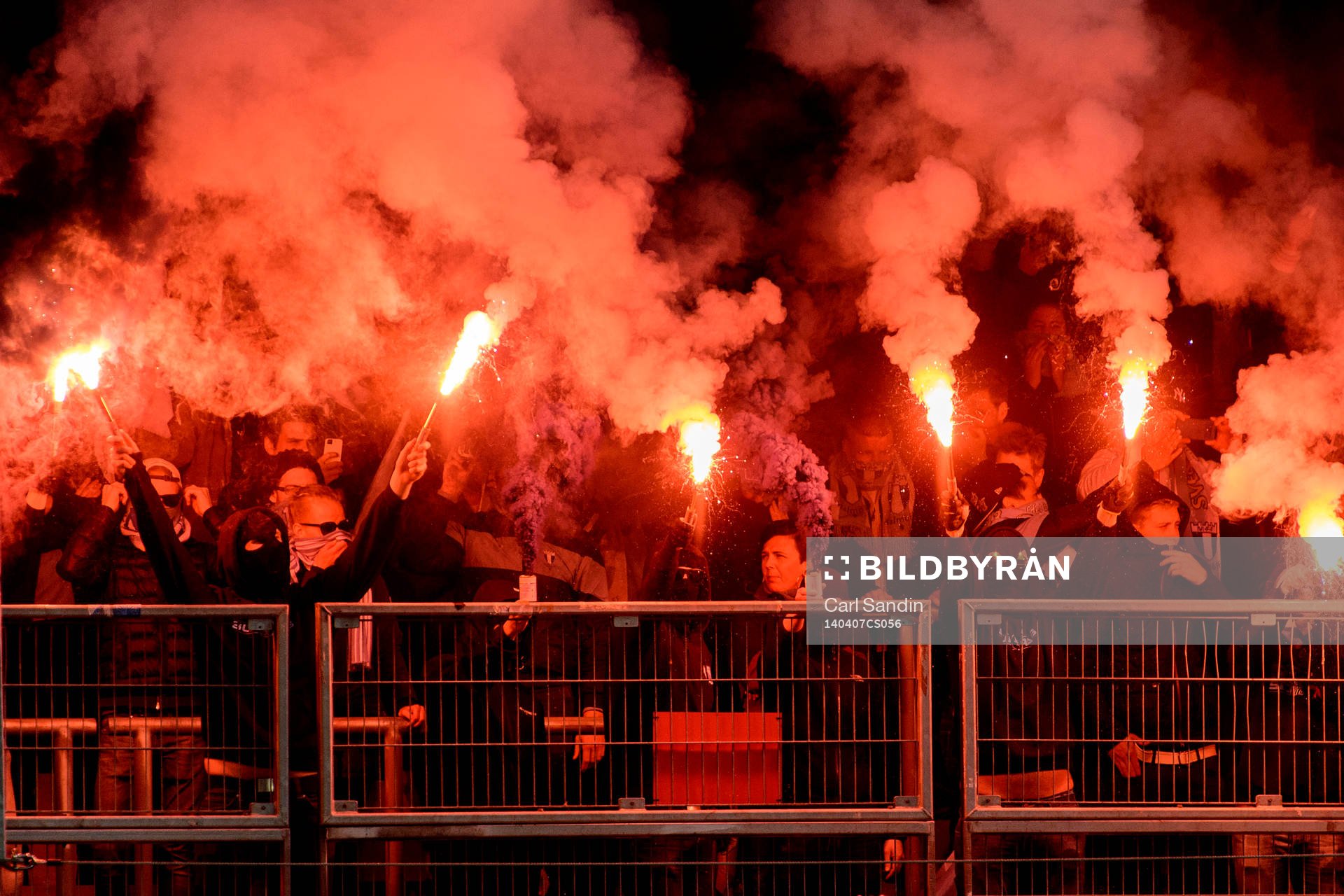 Malmös supportrar eldar bengaler innan fotbollsmatchen i