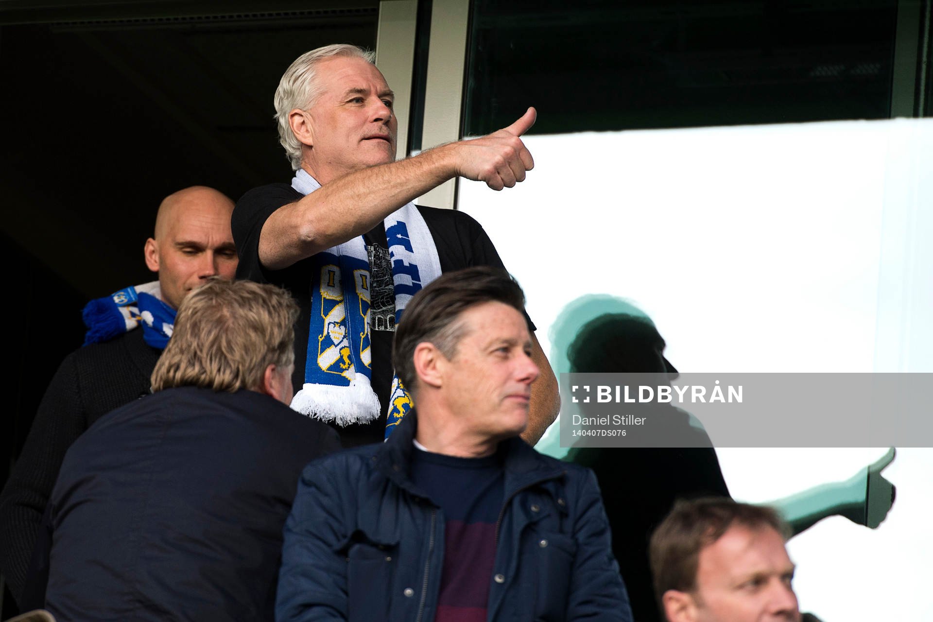 Glenn Hysén gör tummen upp innan fotbollsmatchen i