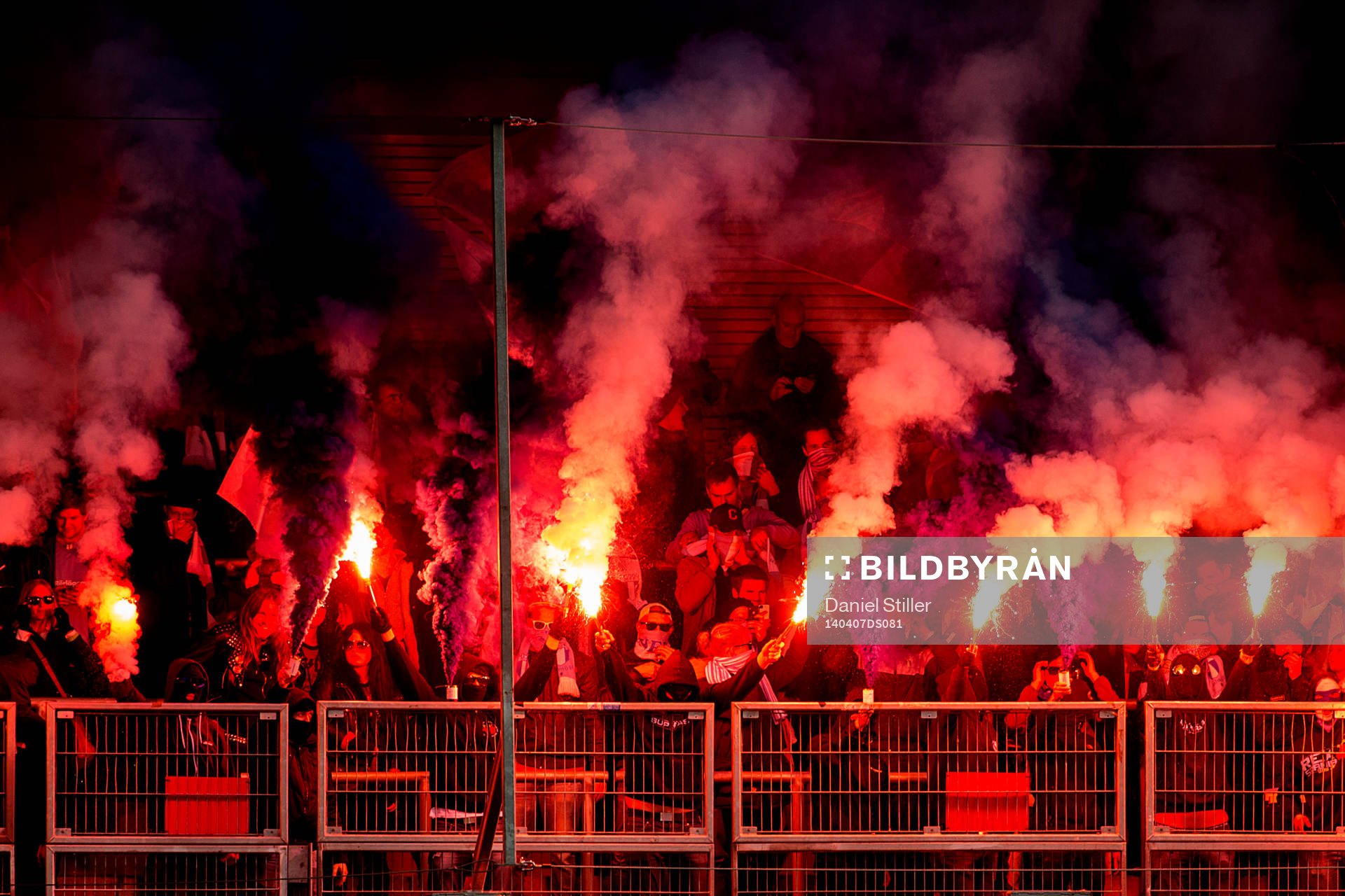 Malmö FFs klack tänder bengaler innan fotbollsmatchen i