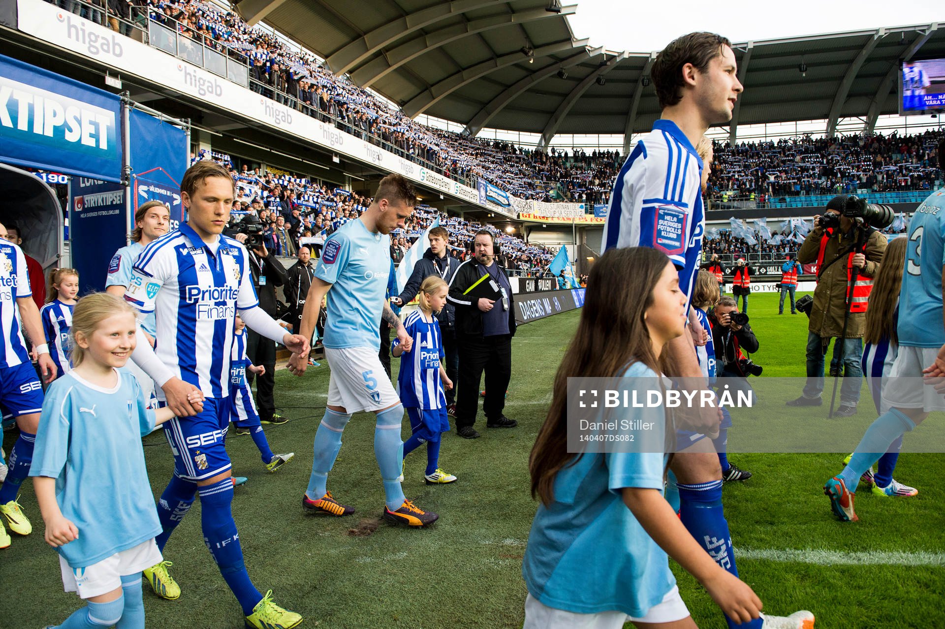 Lagen tågar in inna fotbollsmatchen i Allsvenskan mellan