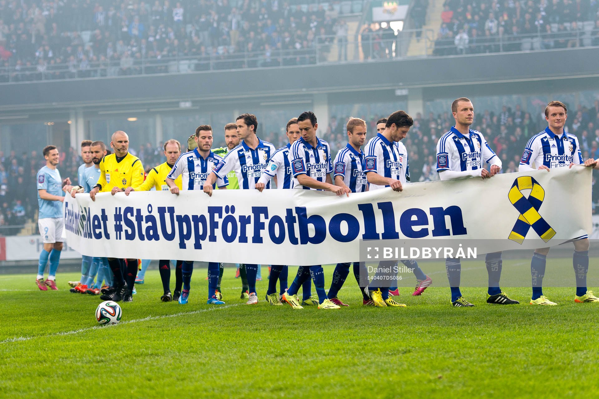 Lagen visar upp en gemensam banderoll mot våldet innan