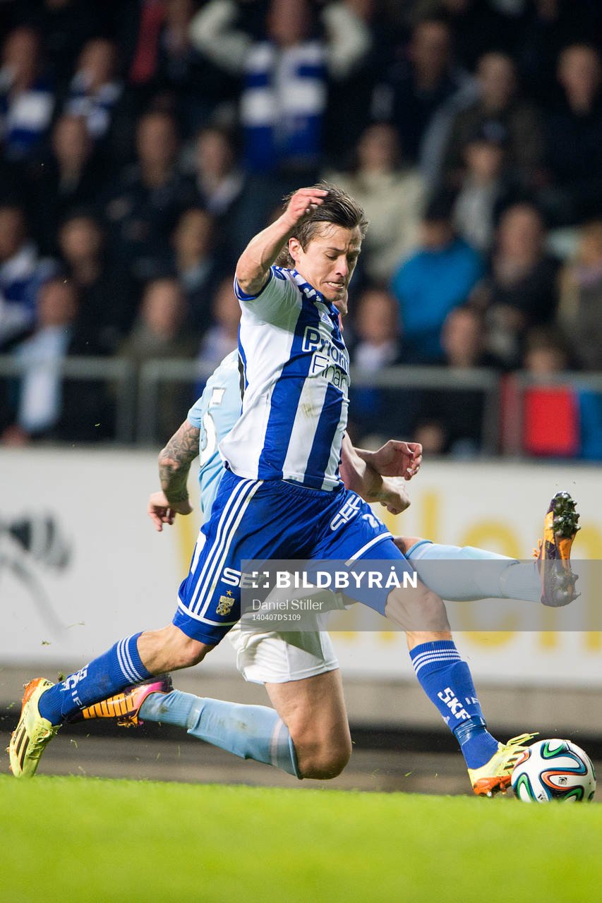IFK Göteborgs Lasse Vibe går förbi Malmö FFs Pontus Jansson under fotbollsmatchen i Allsvenskan mellan IFK Göteborg och Malmö FF den 7 april 2014 i Göteborg.