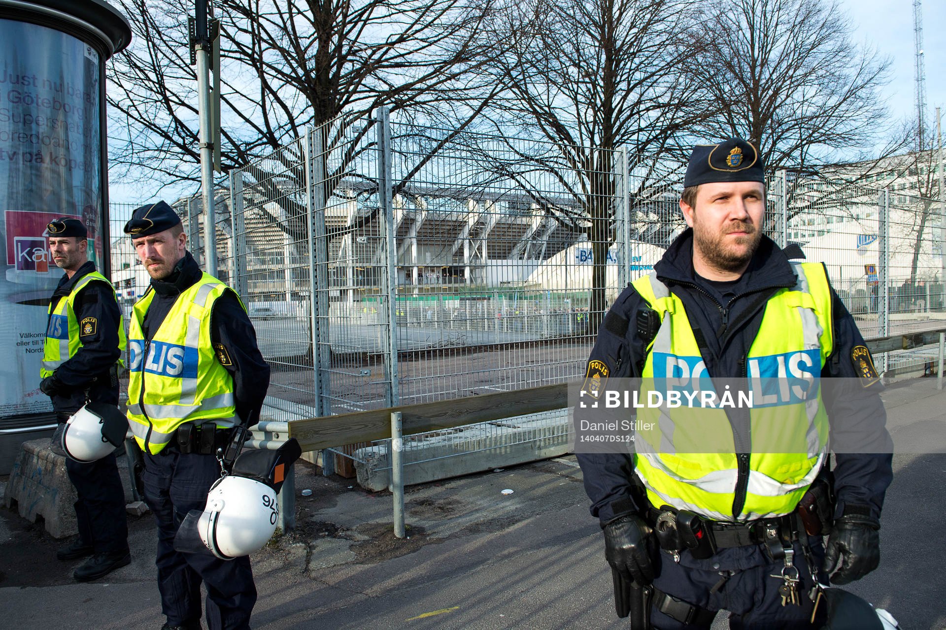 Poliser utanför arenan innan fotbollsmatchen i Allsvenskan