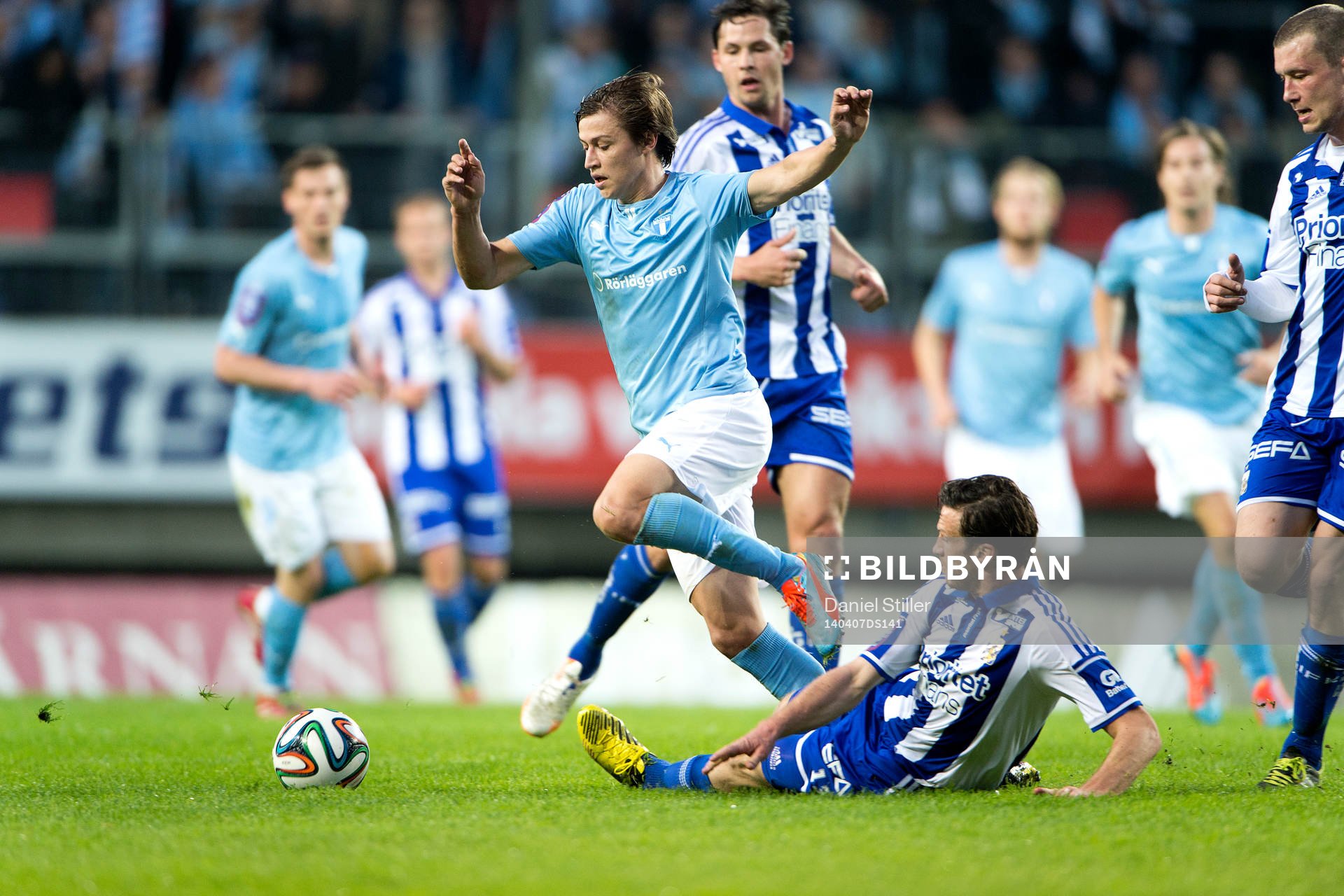 Malmö FFs Simon Thern går förbi IFK Göteborgs Gustav