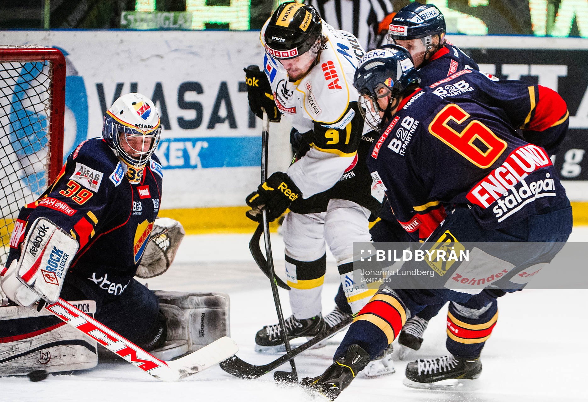 Djurgårdens  målvakt Adam Reideborn  räddar skott från