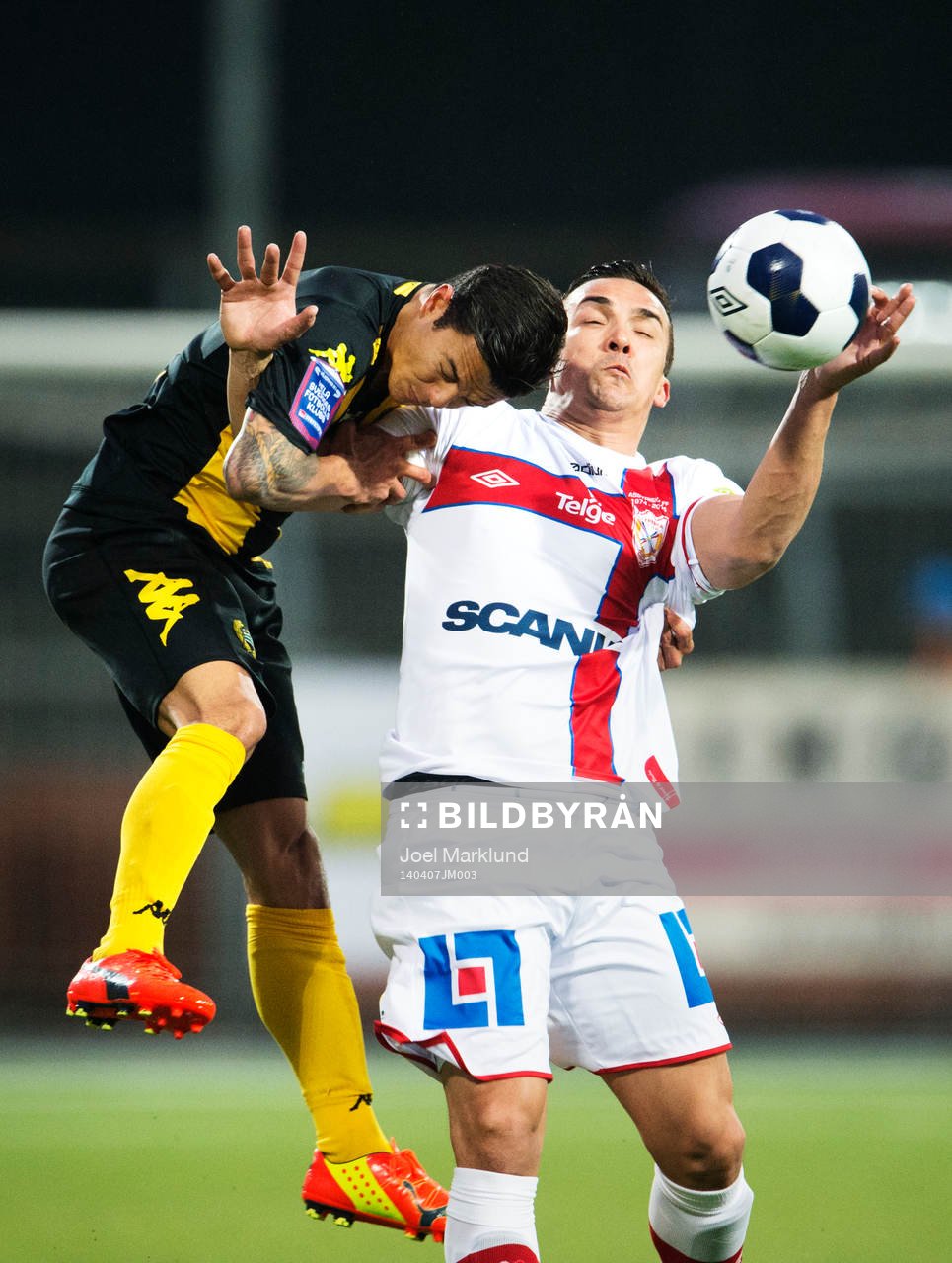 Hammarbys Michael Timisela i en nickduell med Assyriskas