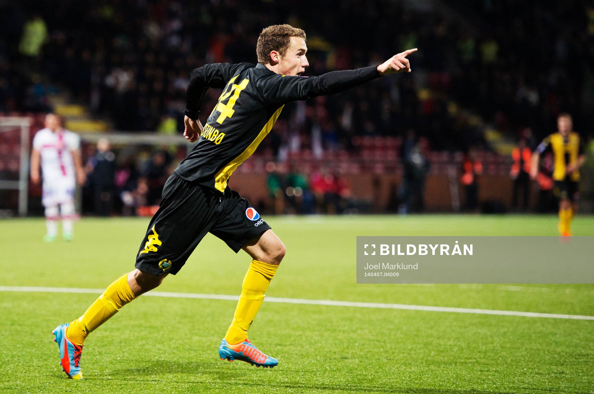 Hammarbys Fredrik Torsteinbø jublar efter att ha gjort 0-1 under fotbollsmatchen i Superettan mellan Assyriska och Hammarby den 7 april 2014 i Södertälje.