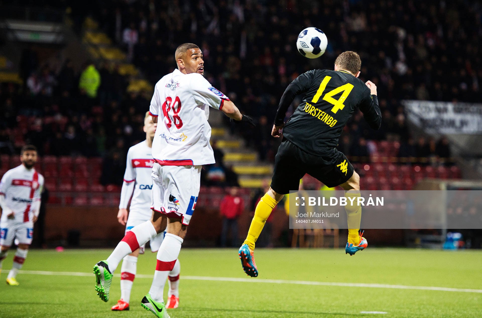 Assyriskas Kyle Konwea ser Hammarbys Fredrik Torsteinbø nicka in 0-1 under fotbollsmatchen i Superettan mellan Assyriska och Hammarby den 7 april 2014 i Södertälje.