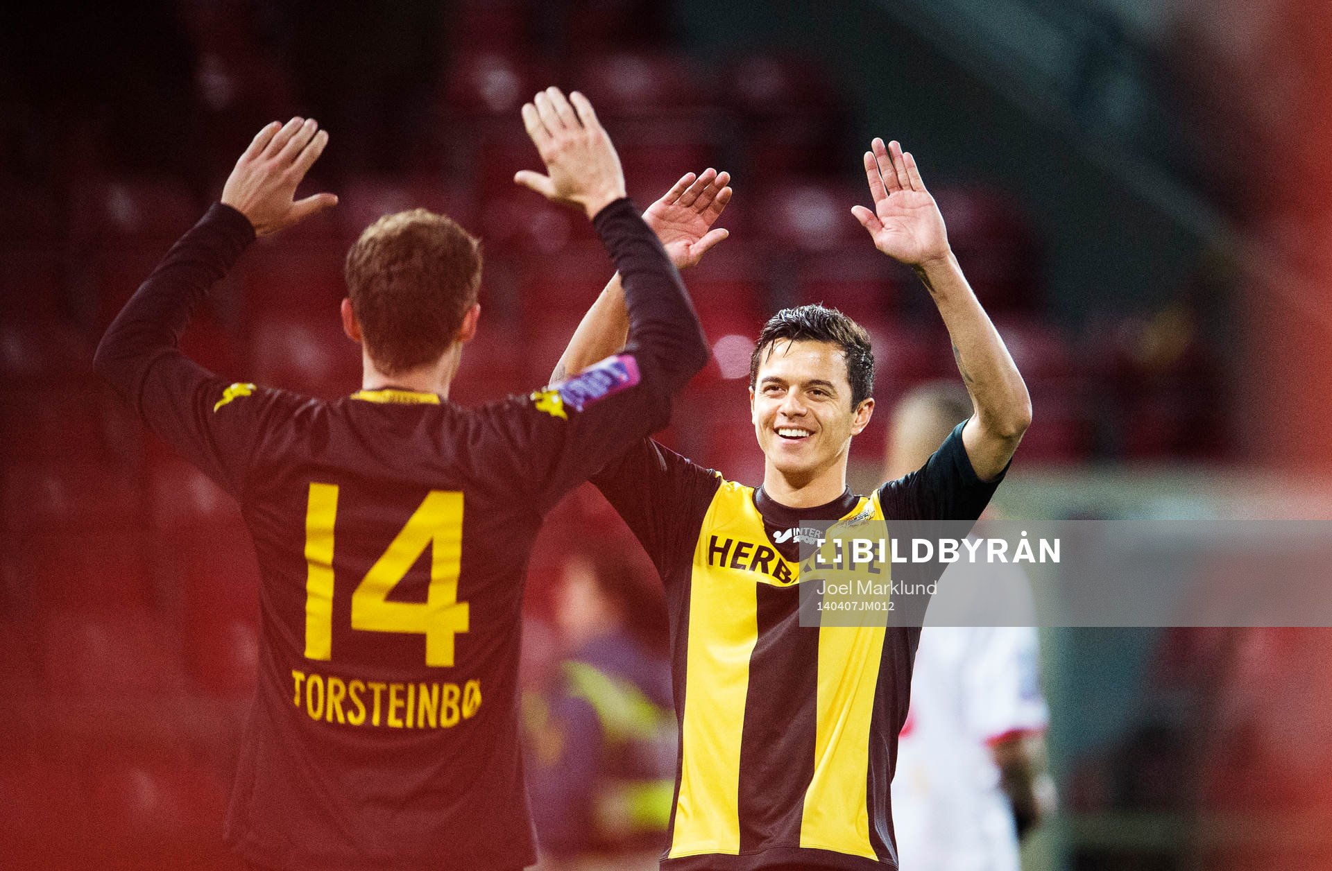 Hammarbys Fredrik Torsteinbø och Michael Timisela jublar efter fotbollsmatchen i Superettan mellan Assyriska och Hammarby den 7 april 2014 i Södertälje.