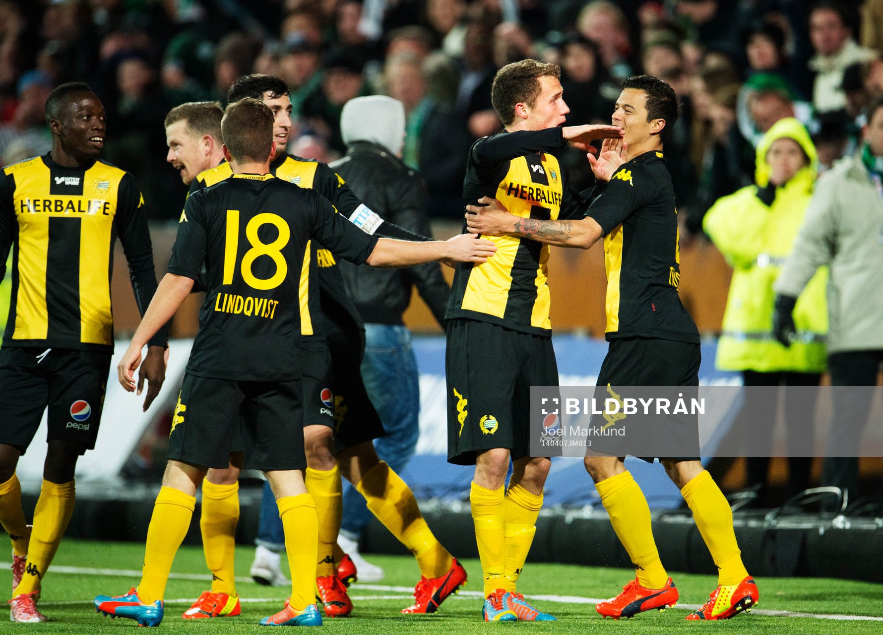 Hammarbys Fredrik Torsteinbø signalerar till fansen att