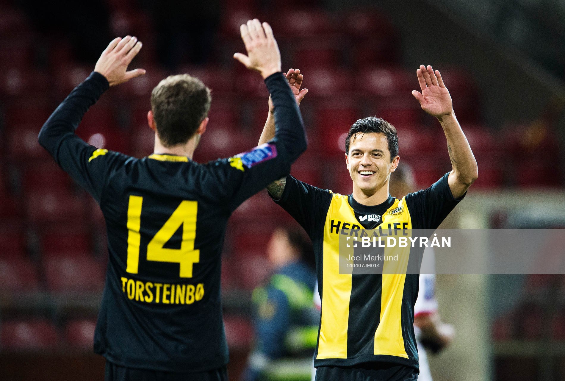 Hammarbys Fredrik Torsteinbø och Michael Timisela jublar