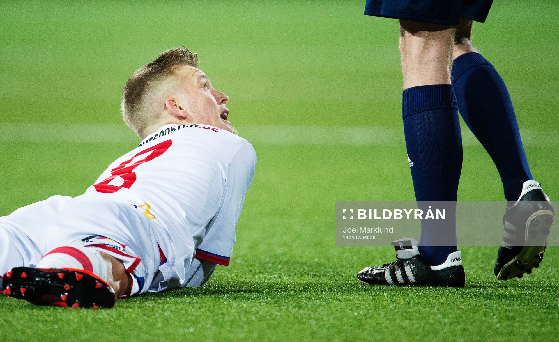 Assyriskas Jens Jacobsson tippar upp mot domaren Glenn