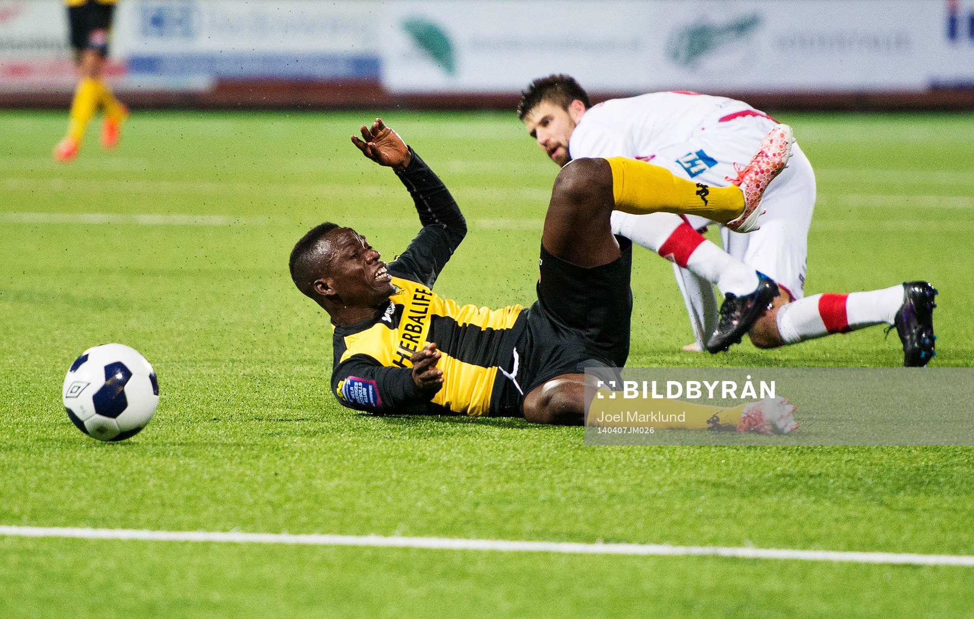Hammarbys Amadaiya Rennie blir fälld av Assyriskas Linus Malmborg som blir utvisad under fotbollsmatchen i Superettan mellan Assyriska och Hammarby den 7 april 2014 i Södertälje.