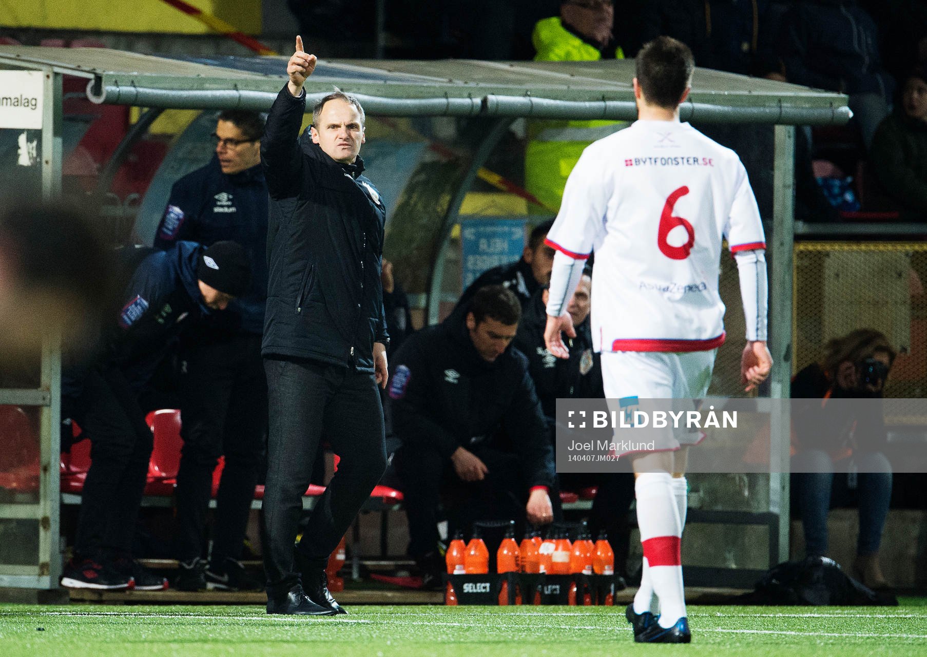 Assyriskas tränare Azrudin Valentic gestikulerar när