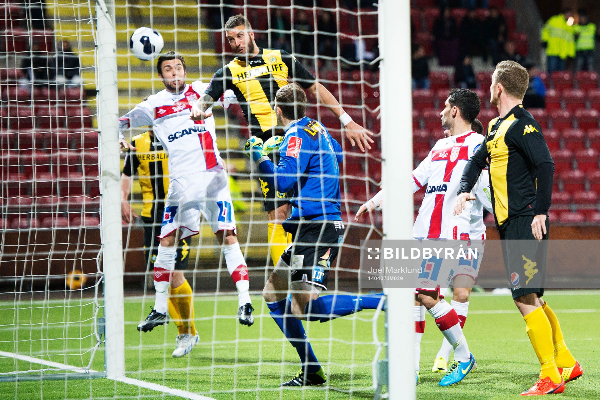 Hammarbys Andreas Haddad oroar framför mål