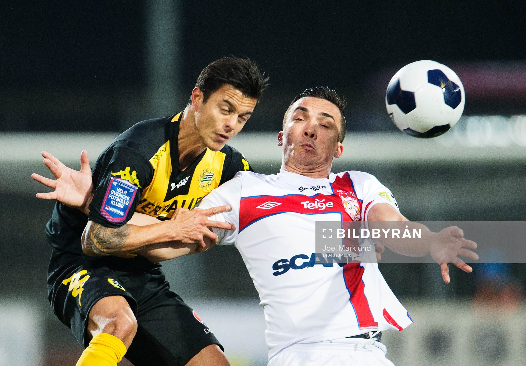 Hammarbys Michael Timisela i en nickduell med Assyriskas