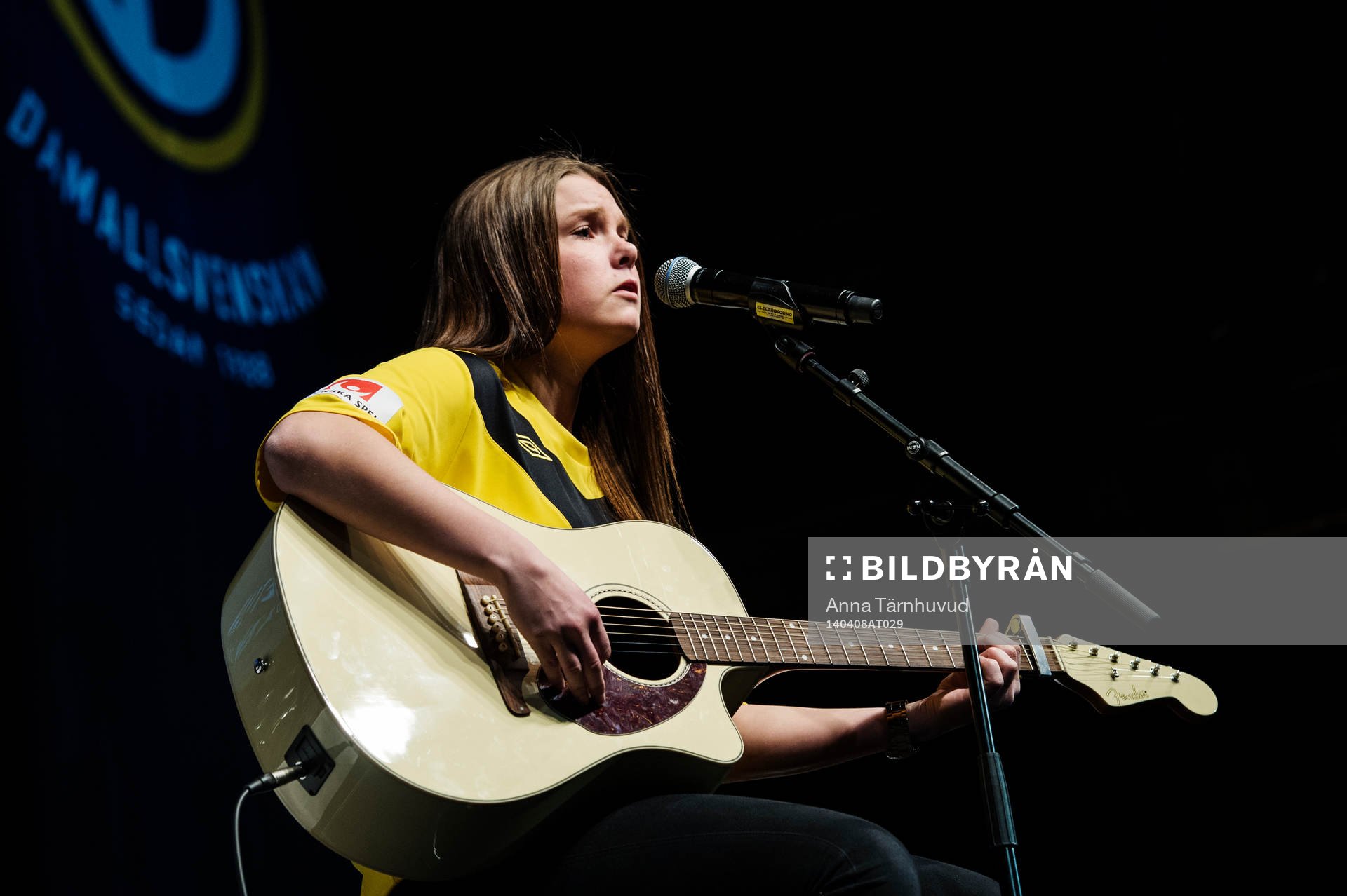 Fanny Edström från Älta i Elitettan sjöng under upptaktsträffen i damallsvenskan den 08 april 2014 i Stockholm. 