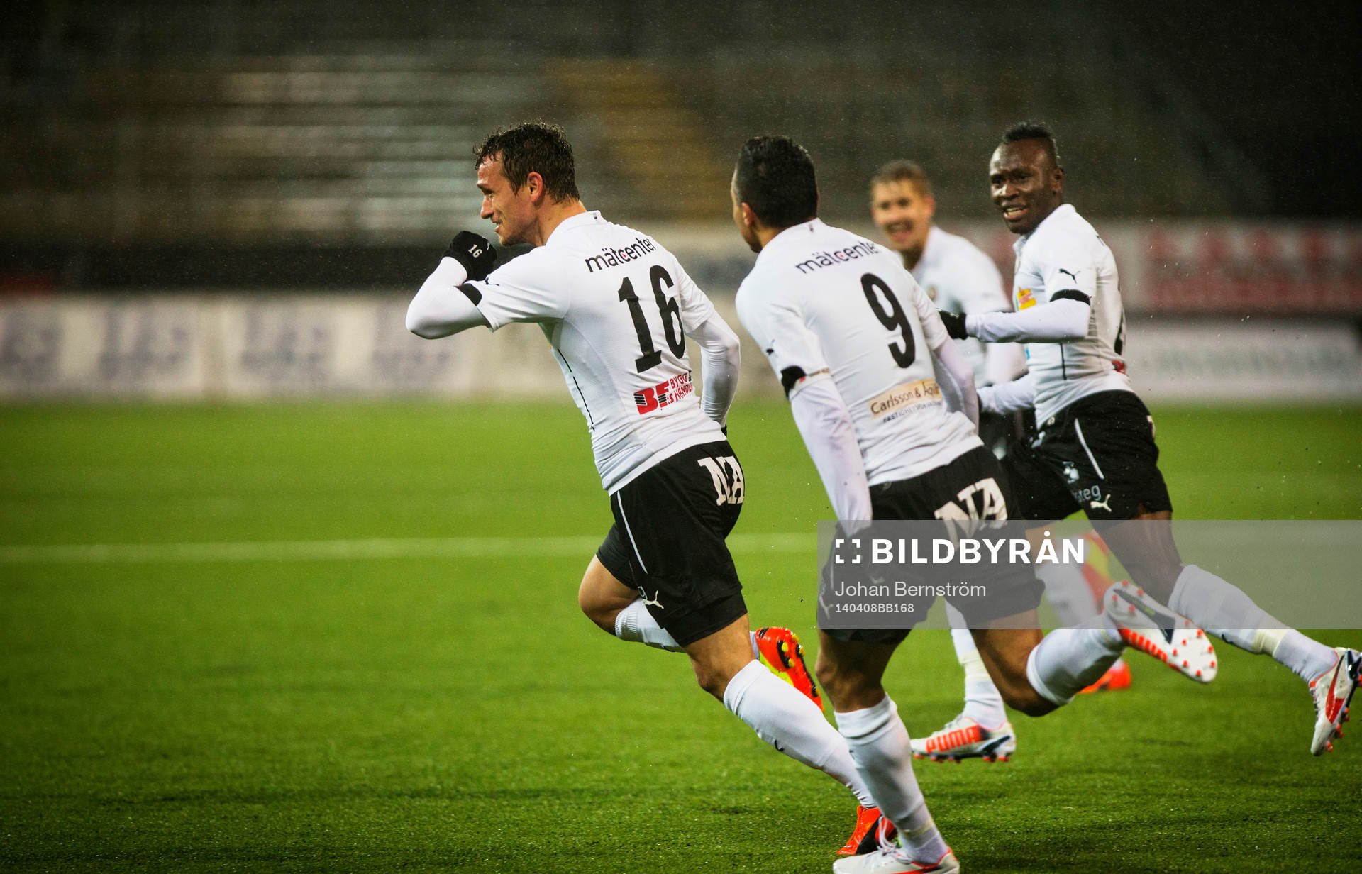 Örebros Shpetim Hasani gör 1-0 och jublar med Ahmed Yasin