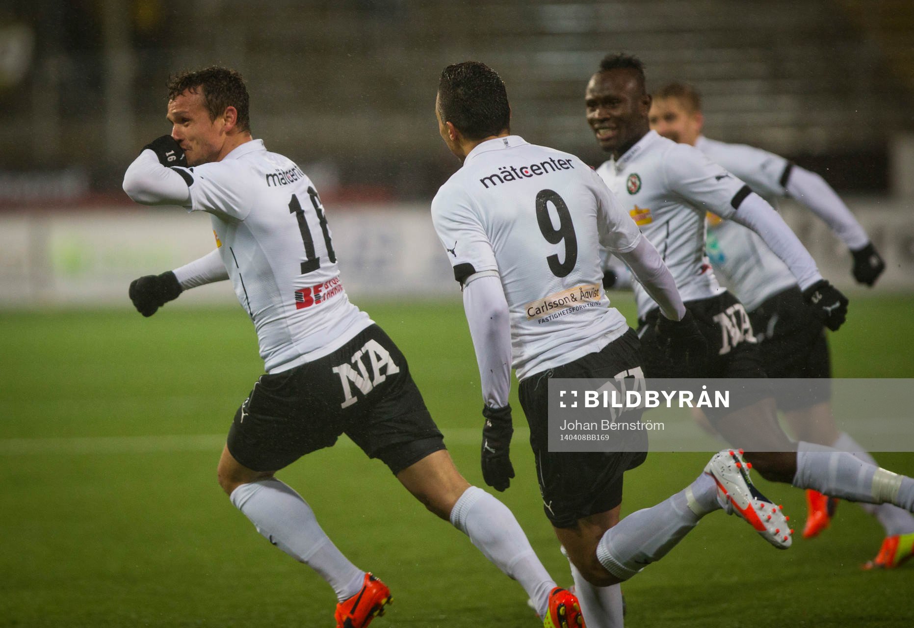 Örebros Shpetim Hasani gör 1-0 och jublar med Ahmed Yasin
