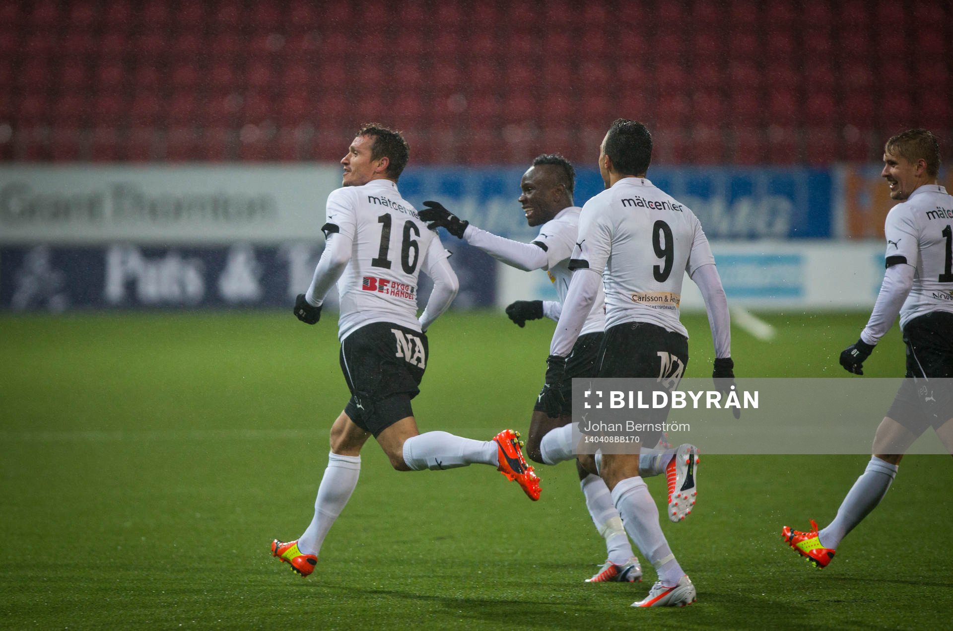Örebros Shpetim Hasani gör 1-0 och jublar med Ahmed Yasin