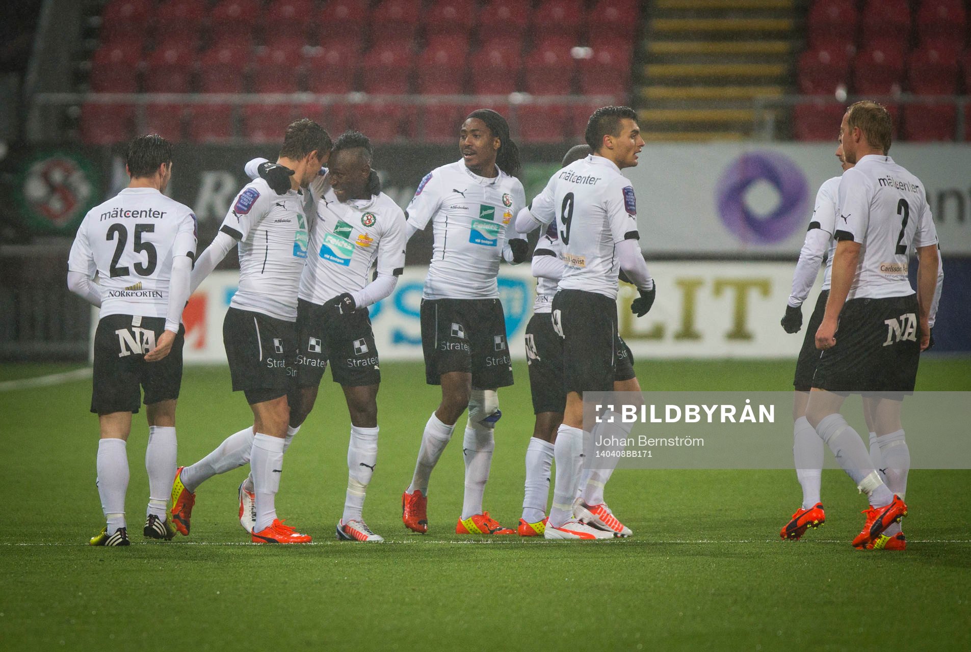 Örebros Shpetim Hasani gör 1-0 och jublar med Ahmed