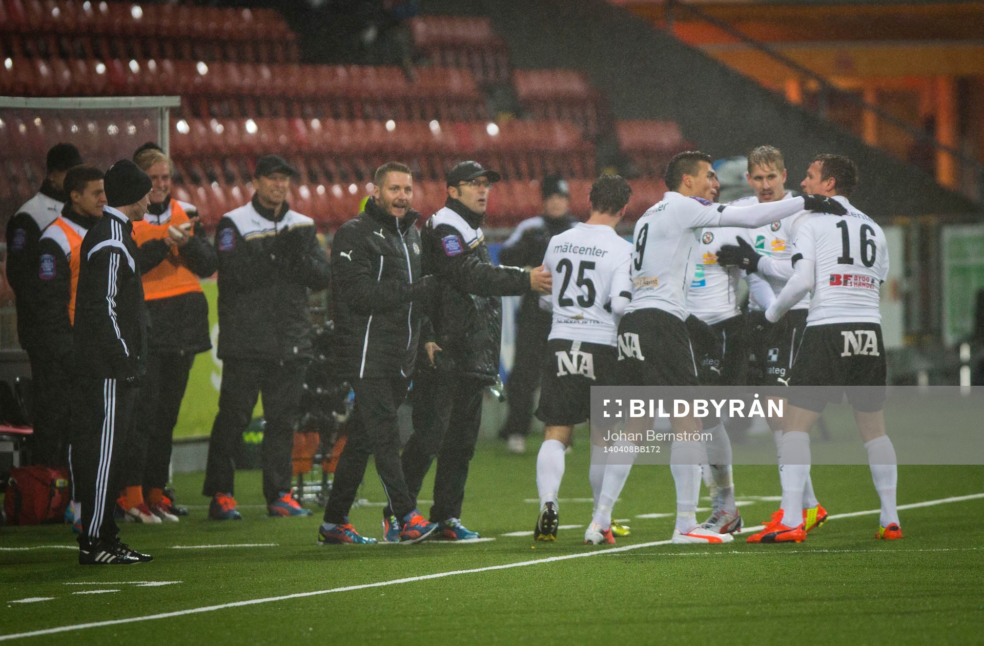 Örebros Shpetim Hasani gör 1-0 och jublar med Ahmed