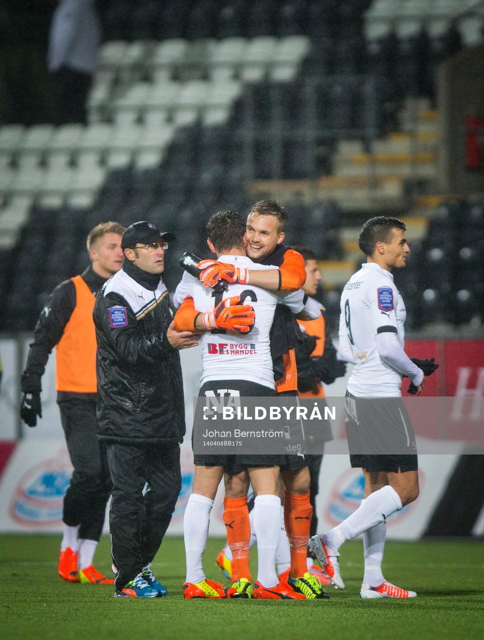 Örebros Shpetim Hasani gör 1-0 och jublar med tränare