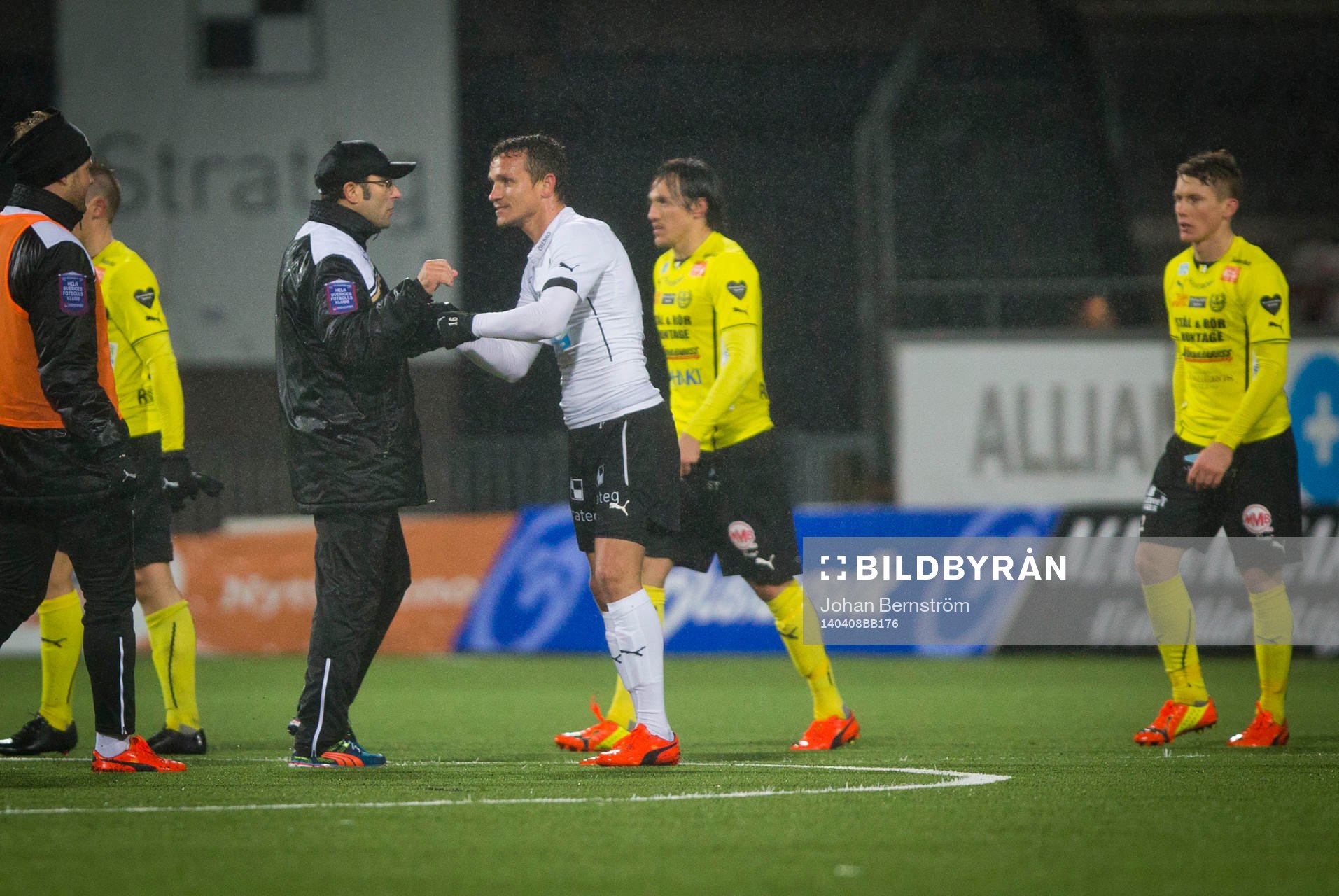 Örebros Shpetim Hasani gör 1-0 och jublar med tränare