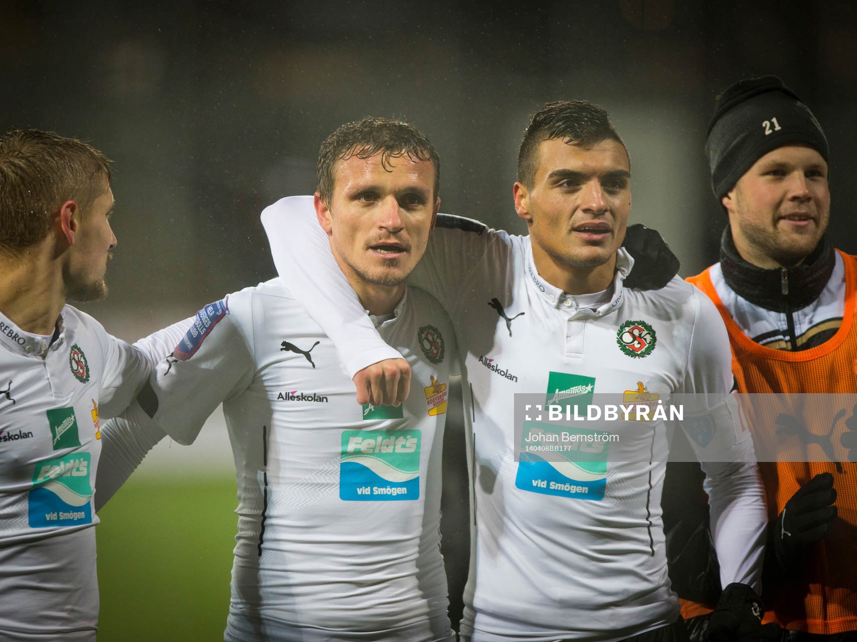 Örebros Shpetim Hasani gör 1-0 och jublar med Ahmed Yasin