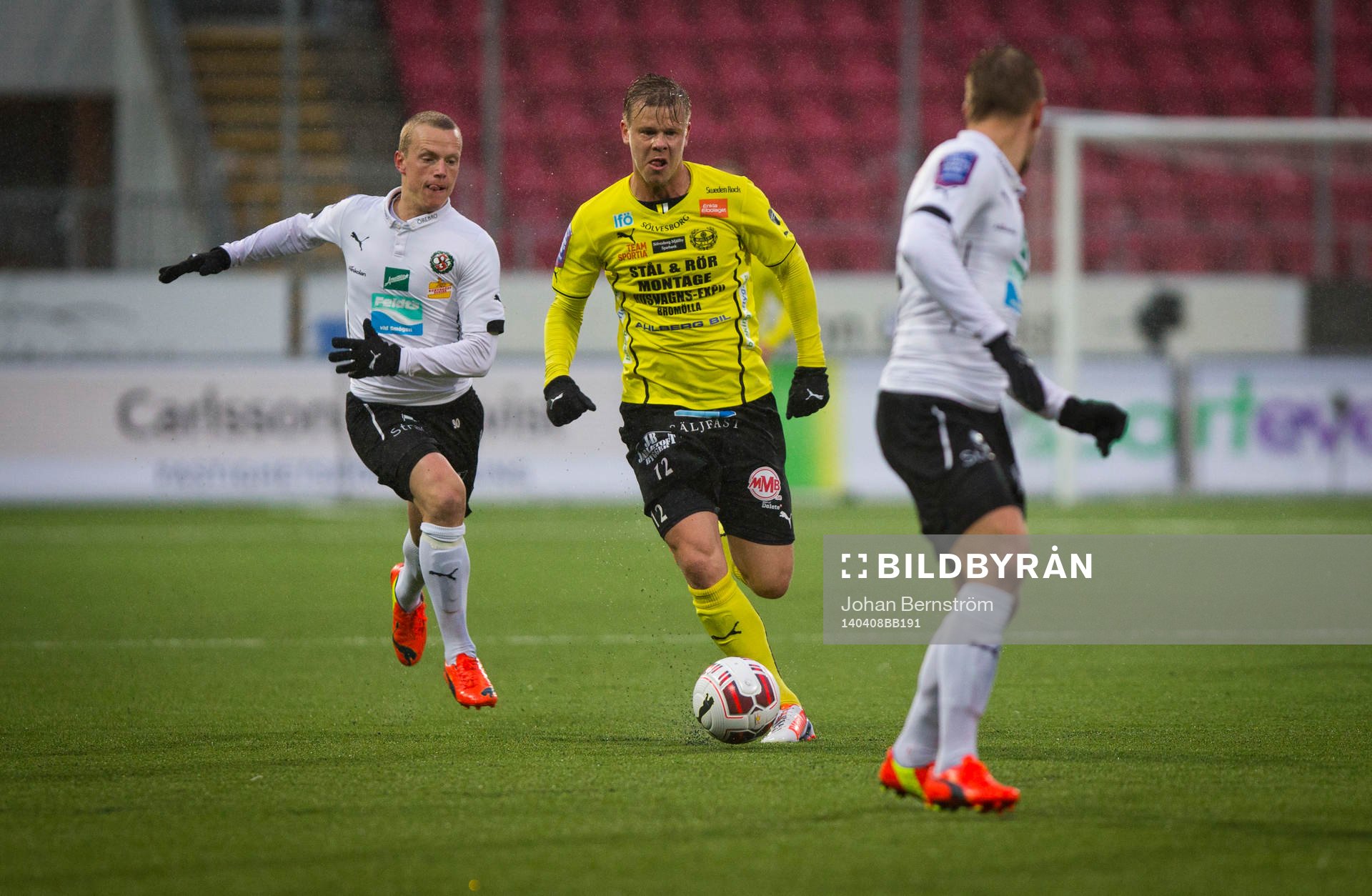 Mjällbys Marcus Ekenberg jagas av Örebros Daniel