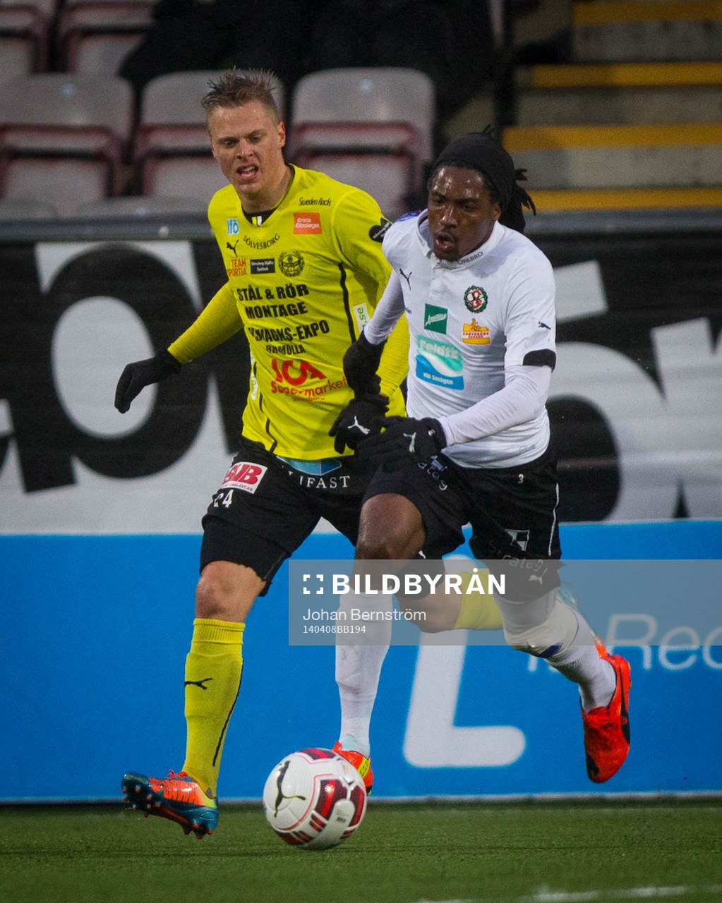 Mjällbys Mattias Håkansson och Örebros Ayanda Nkili
