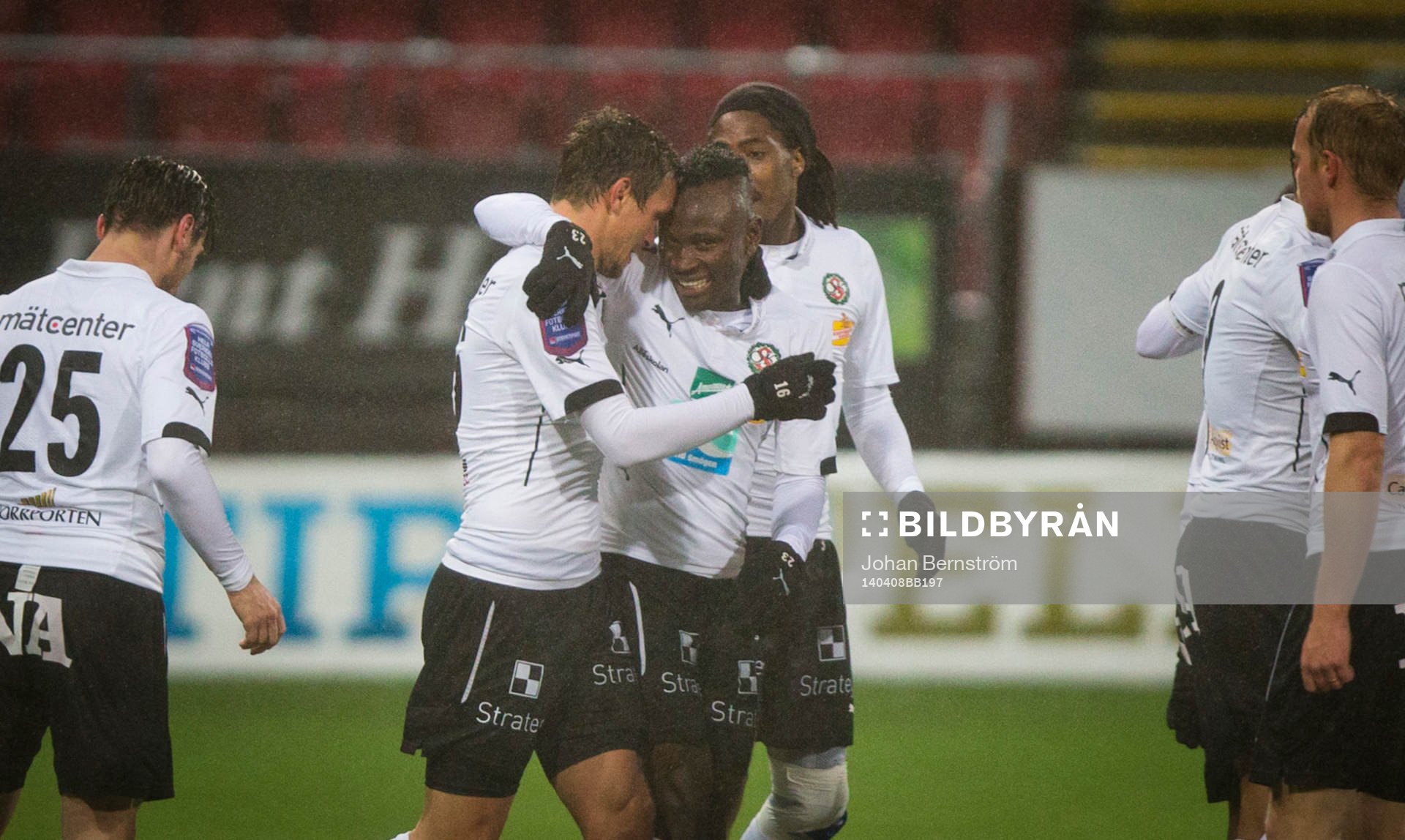 Örebros Shpetim Hasani gör 1-0 och jublar med Nordin