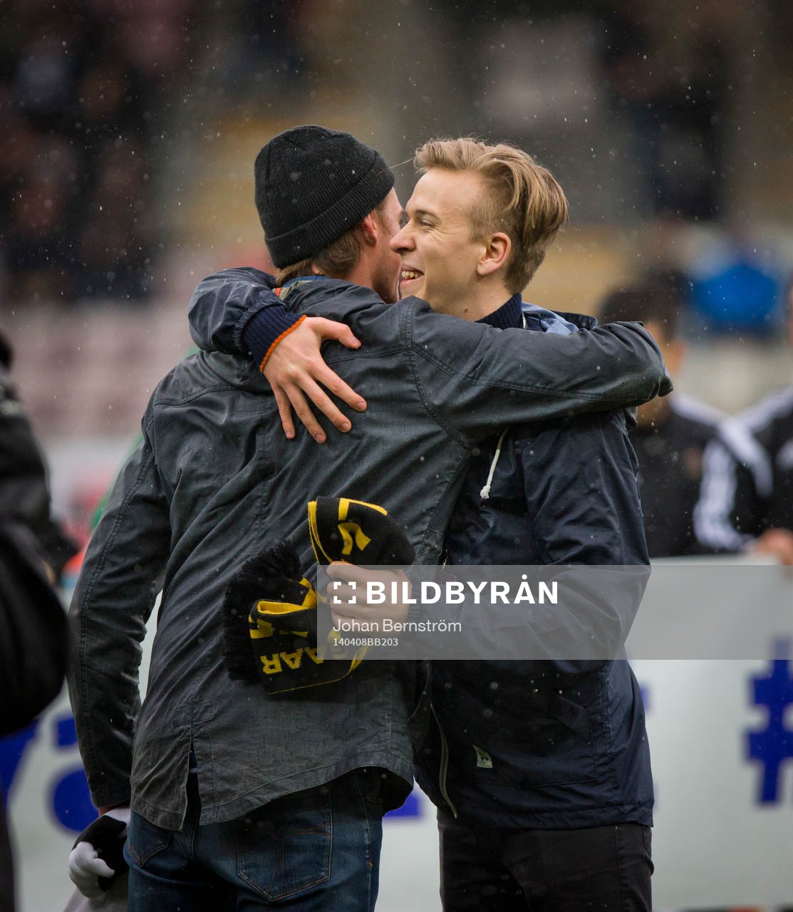 Mjällbys och Örebros supportrar byter halsdukar innan